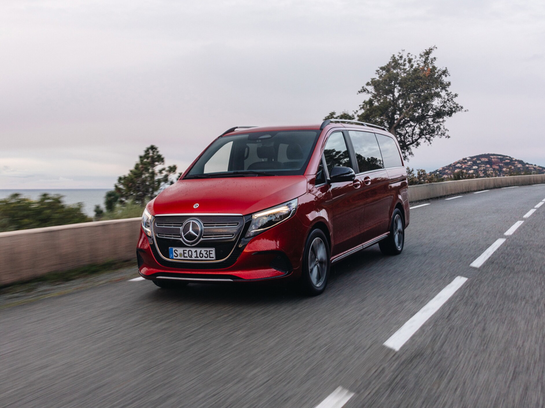 Um Mercedes-Benz EQV numa estrada secundária.