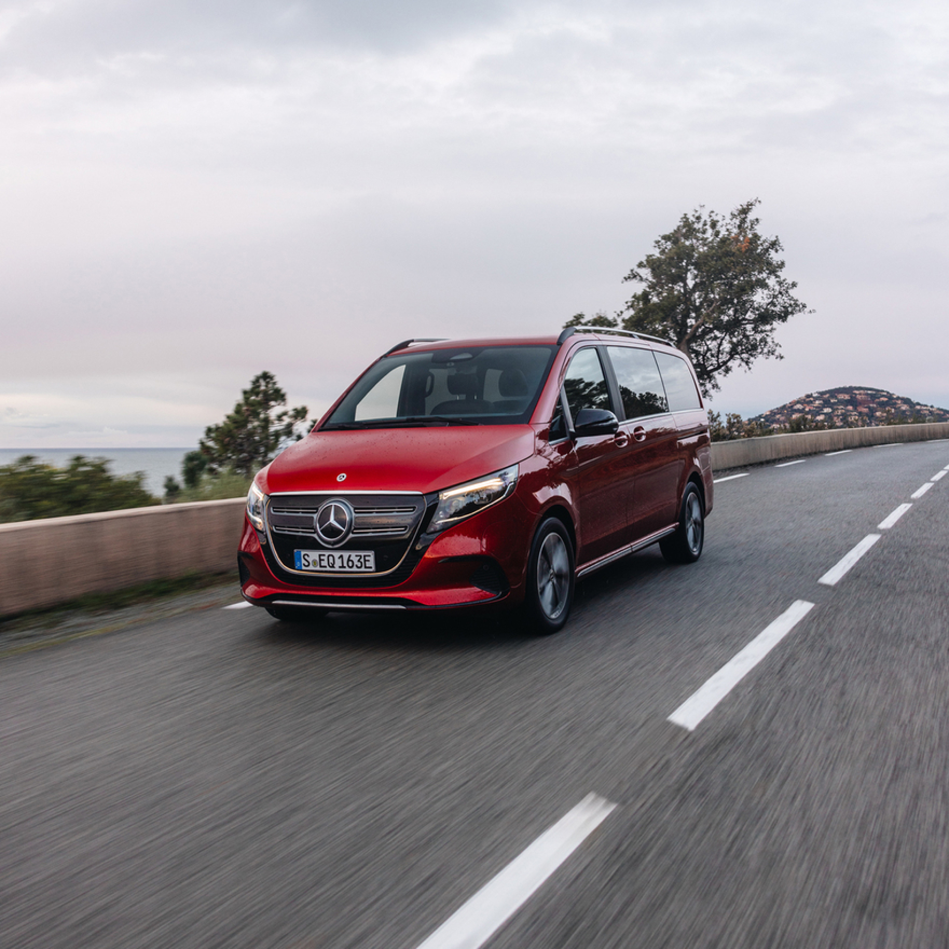 Veículos privados | Funcionalidades digitais extras | Mercedes-Benz Um Mercedes-Benz EQV numa estrada secundária.