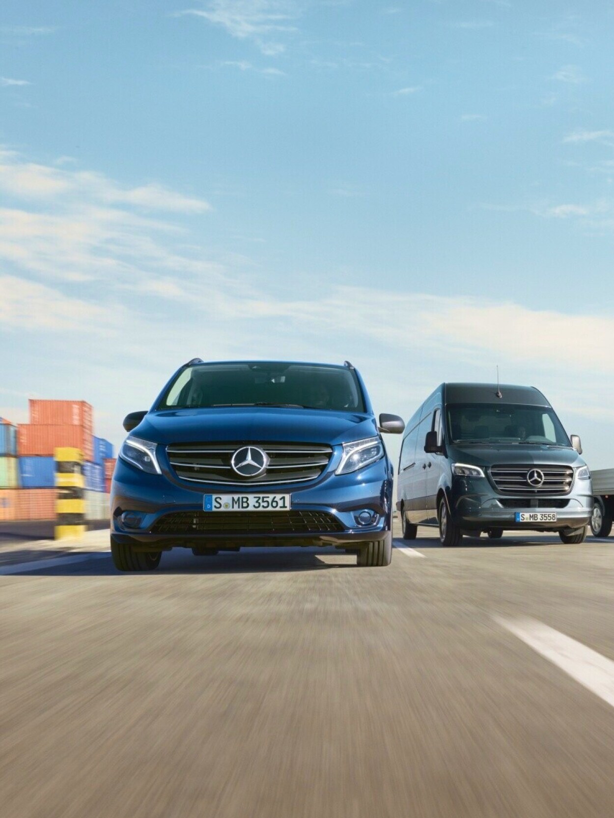 Uma frota de veículos comerciais ligeiros com os veículos Mercedes-Benz.