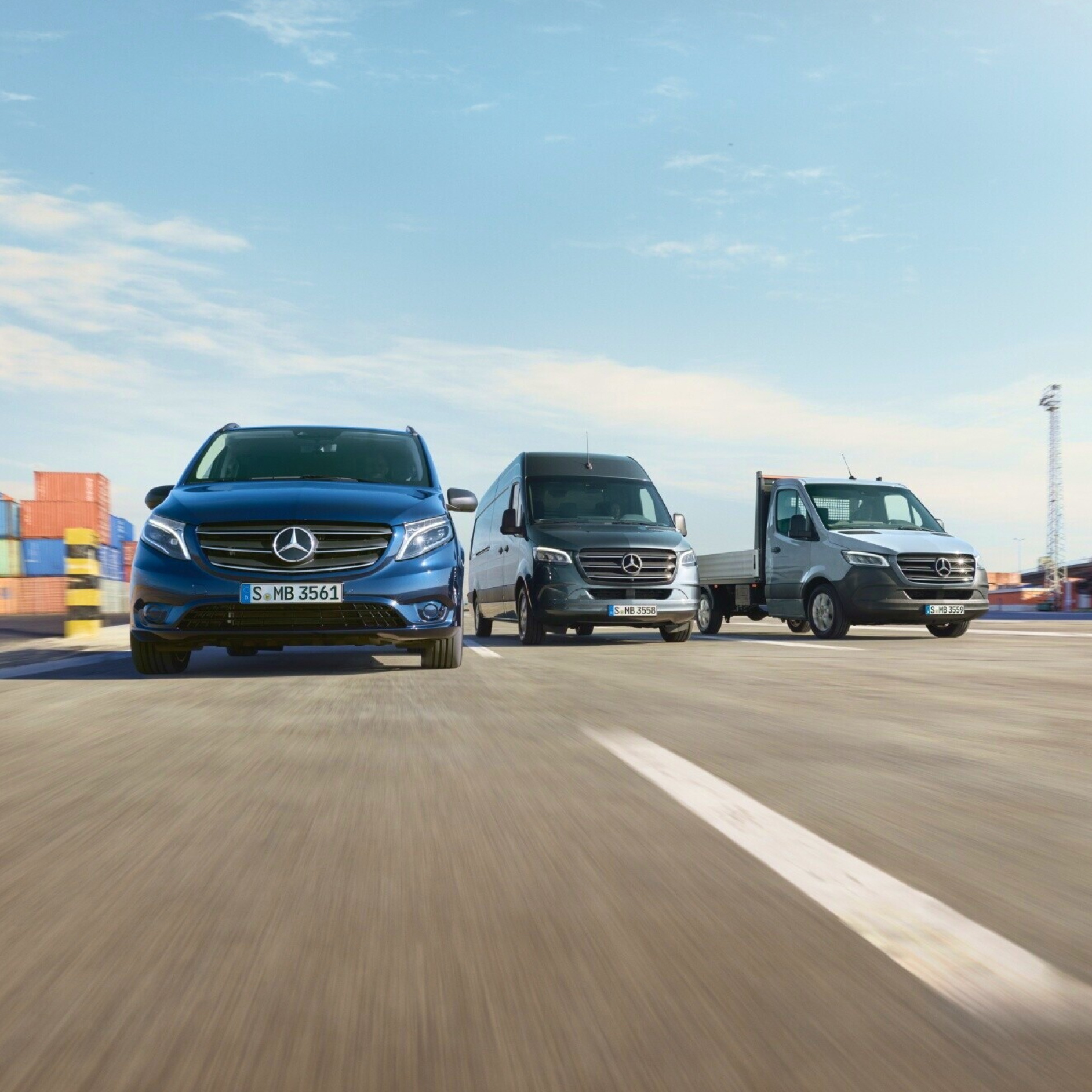 Gestão de frotas | Funcionalidades digitais extras | Mercedes-Benz Uma frota de veículos comerciais ligeiros com os veículos Mercedes-Benz.