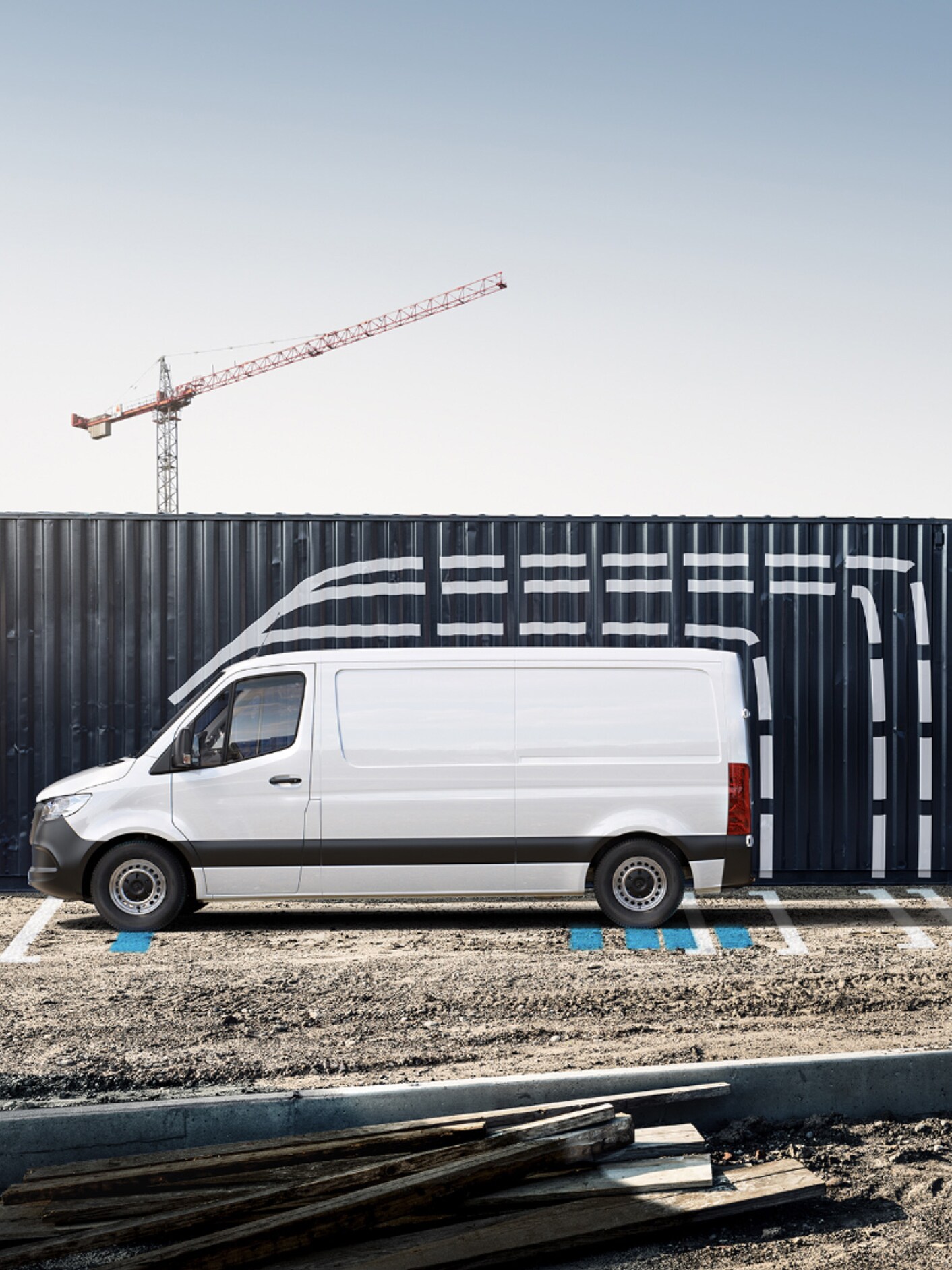 Visualização gráfica das dimensões do veículo na aplicação Mercedes-Benz num smartphone.