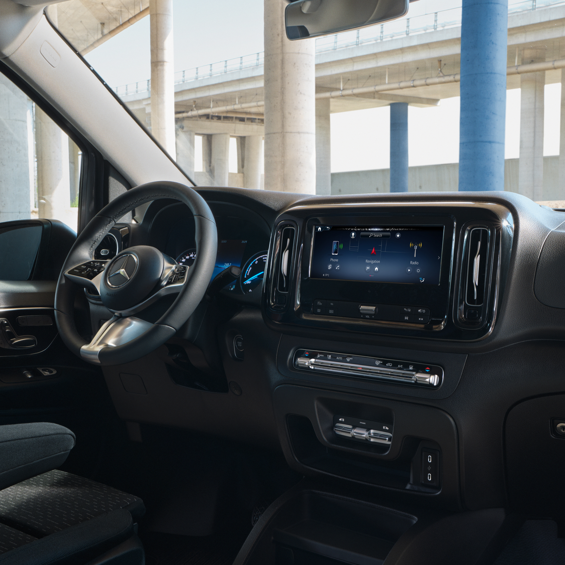 Olá, Mercedes | Funcionalidades digitais extras | Mercedes-Benz A funcionalidade digital extra Olá, Mercedes no sistema multimédia MBUX do Mercedes-Benz eVito.