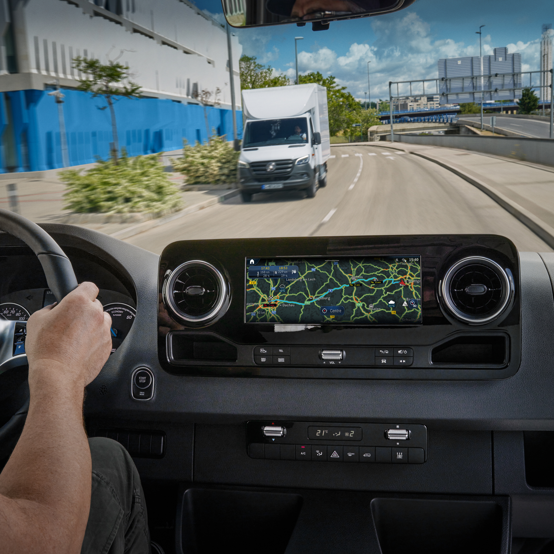 Live Traffic Information | Funcionalidades digitais extras | Mercedes-Benz As funcionalidades digitais extras Live Traffic Information da Mercedes-Benz no sistema multimédia MBUX.