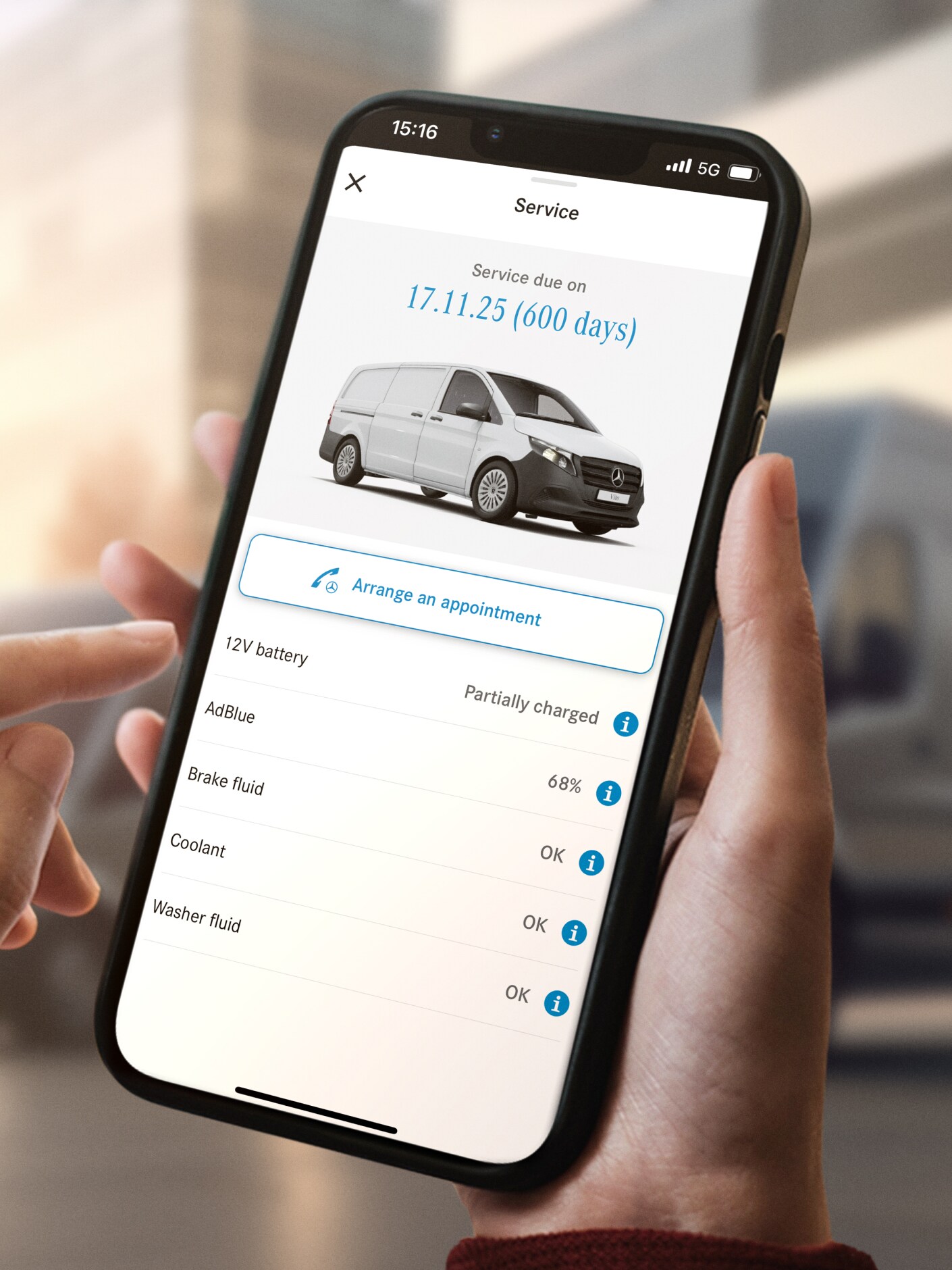 A função Gestão da manutenção Mercedes-Benz num smartphone.