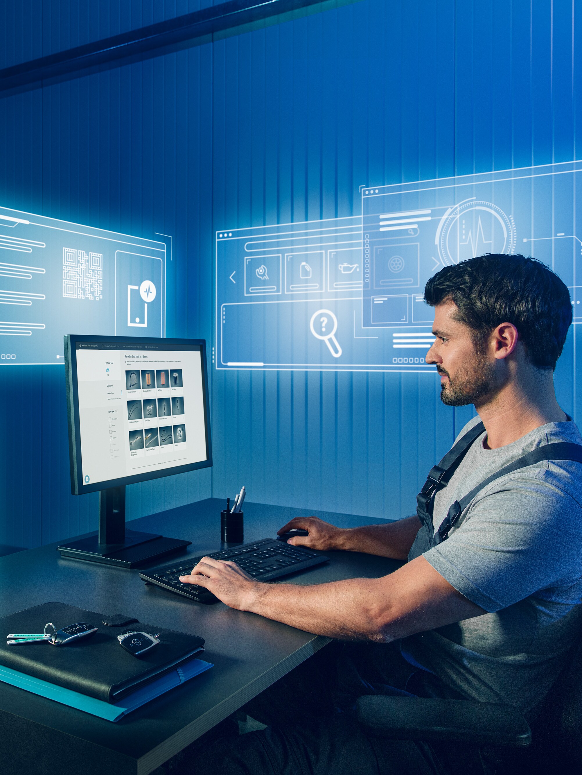Mecânico a procura Peças Originais Mercedes-Benz adequadas no catálogo de peças de substituição Mercedes no computador.