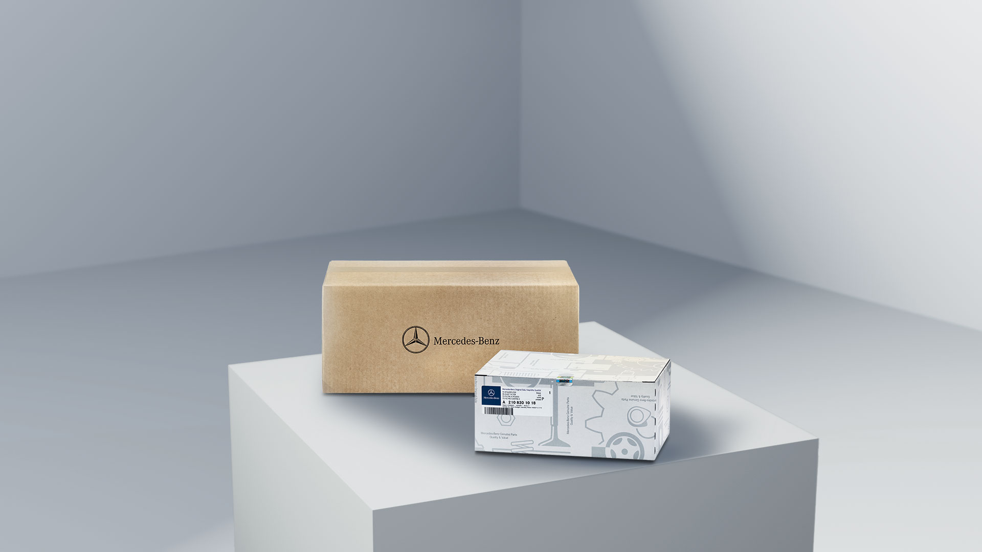 Mercedes-Benz | Carrinhas Peças Genuínas de Qualidade Duas embalagens com o logótipo Mercedes-Benz, que simbolizam Peças Originais Mercedes-Benz, numa plataforma de cor clara.