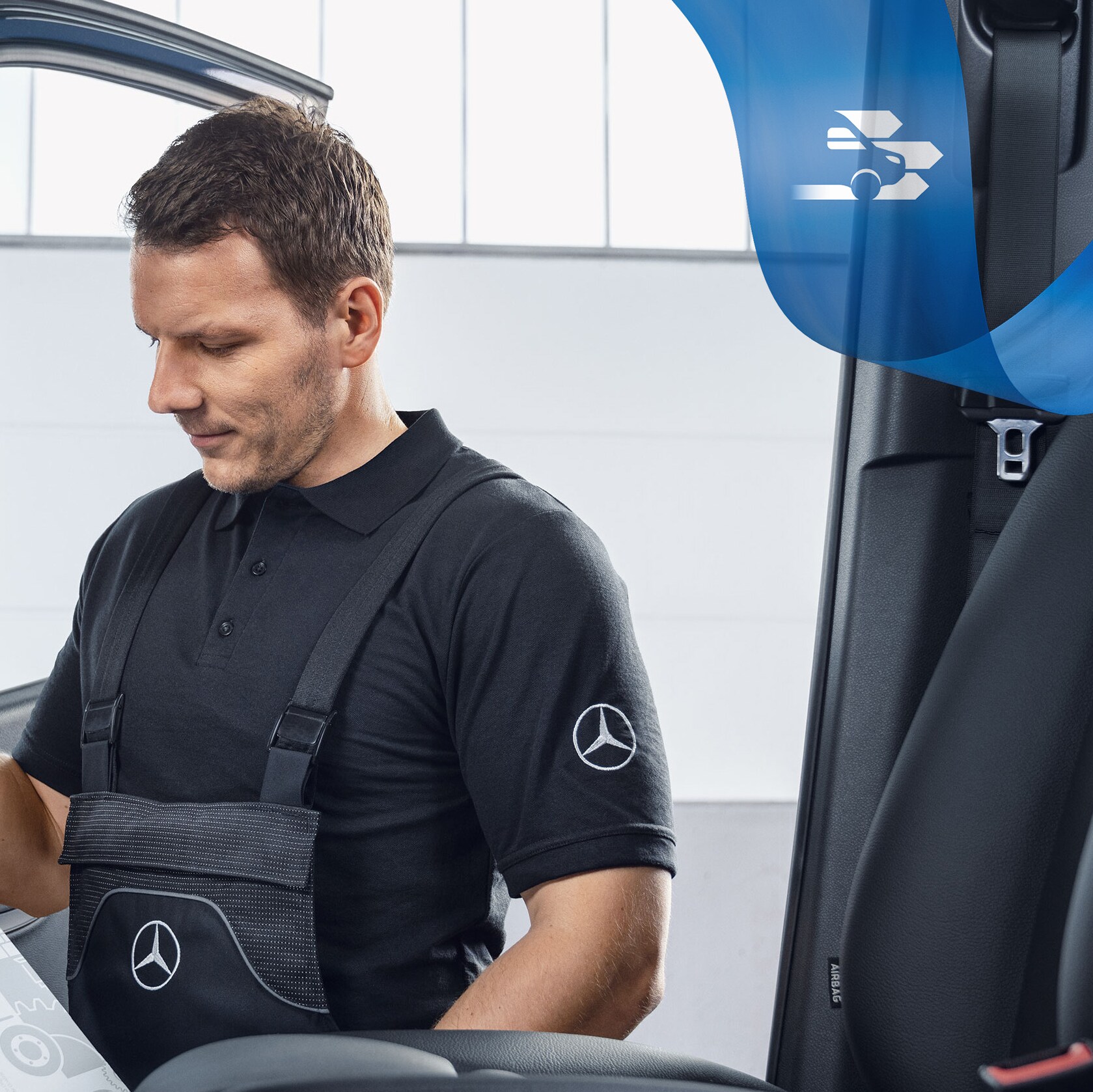 Mecânico a verificar as Peças Originais Mercedes-Benz no interior do veículo comercial ligeiro.
