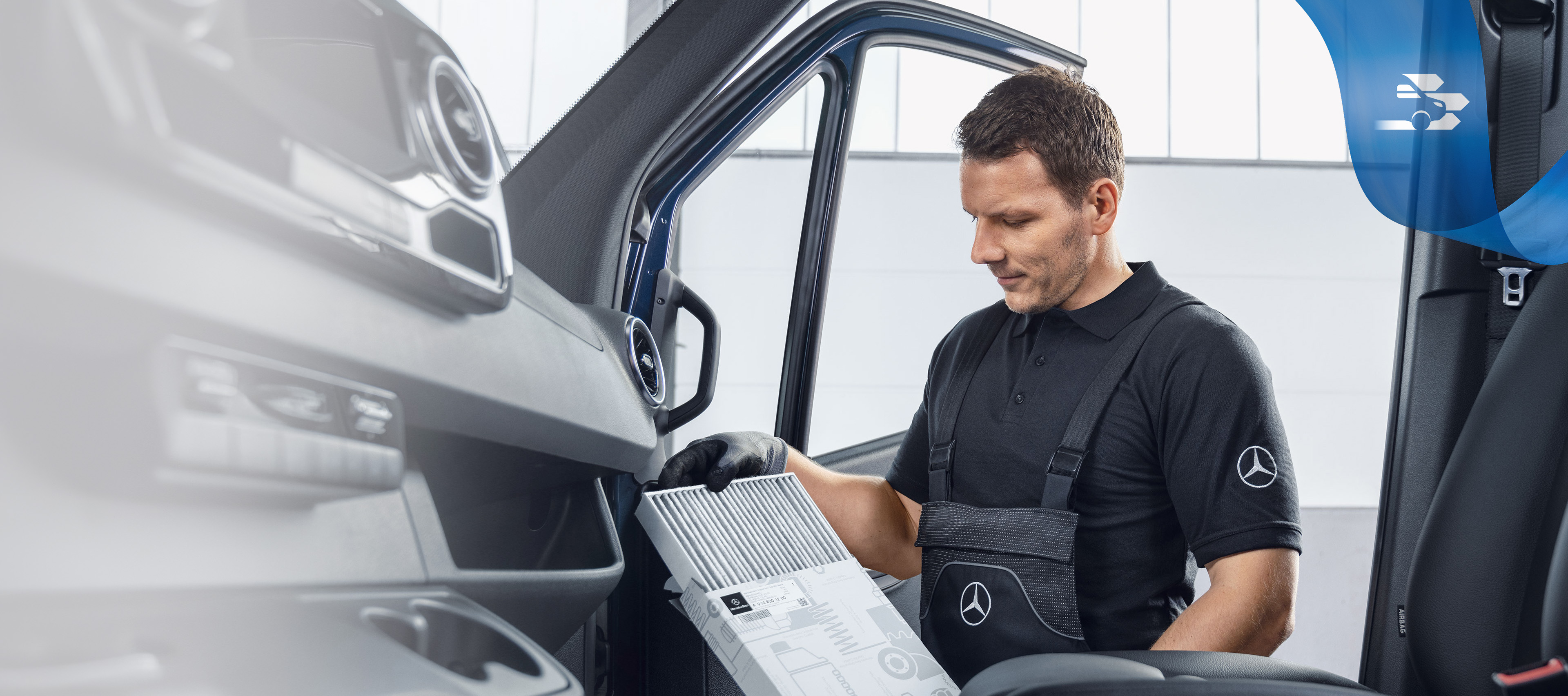 Mercedes-Benz | Carrinhas Peças Genuínas de Qualidade Mecânico a verificar as Peças Originais Mercedes-Benz no interior do veículo comercial ligeiro.