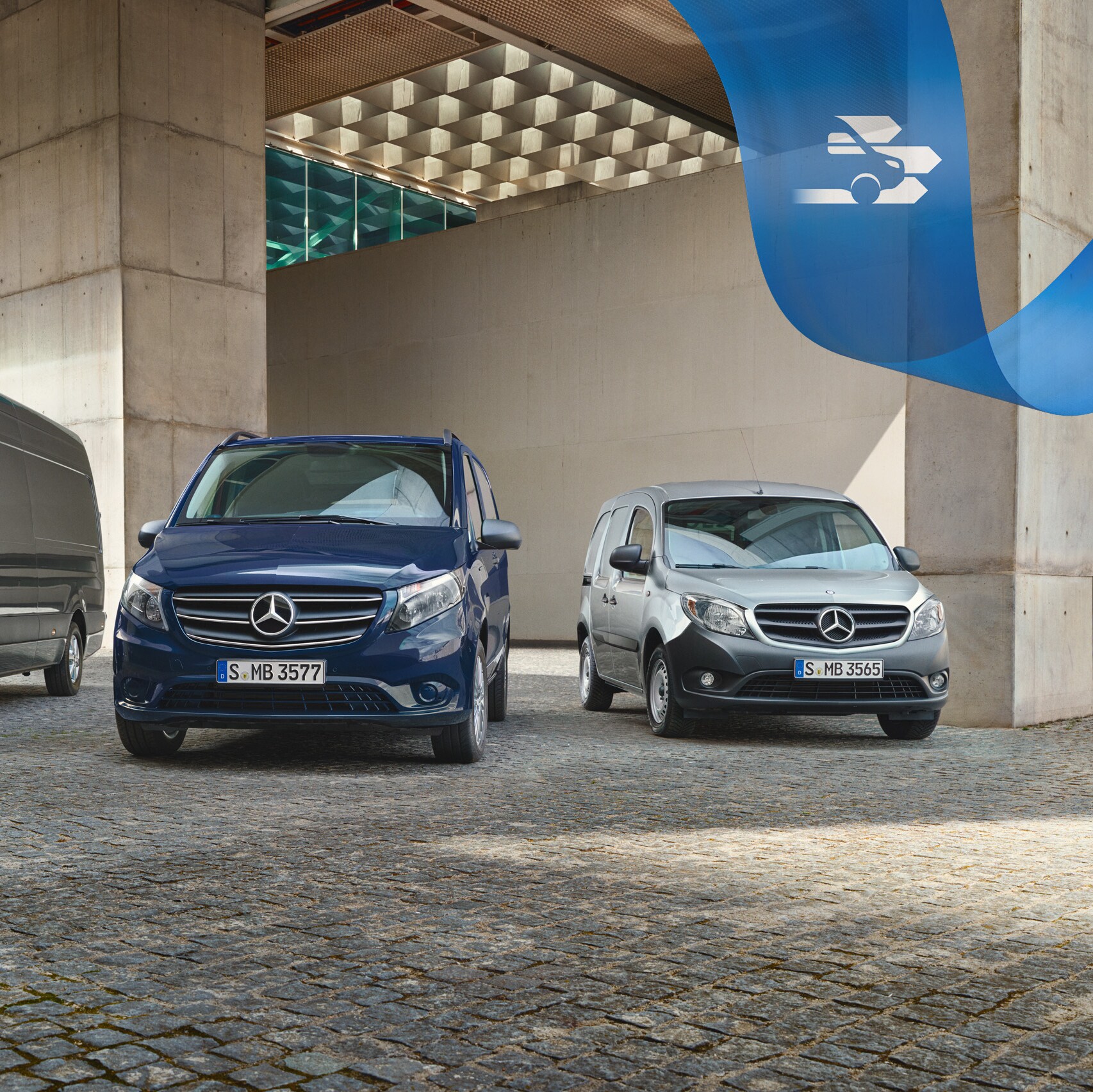 Três veículos comerciais ligeiros Mercedes-Benz que simbolizam a garantia de veículos novos e a garantia do fabricante sem preocupações.