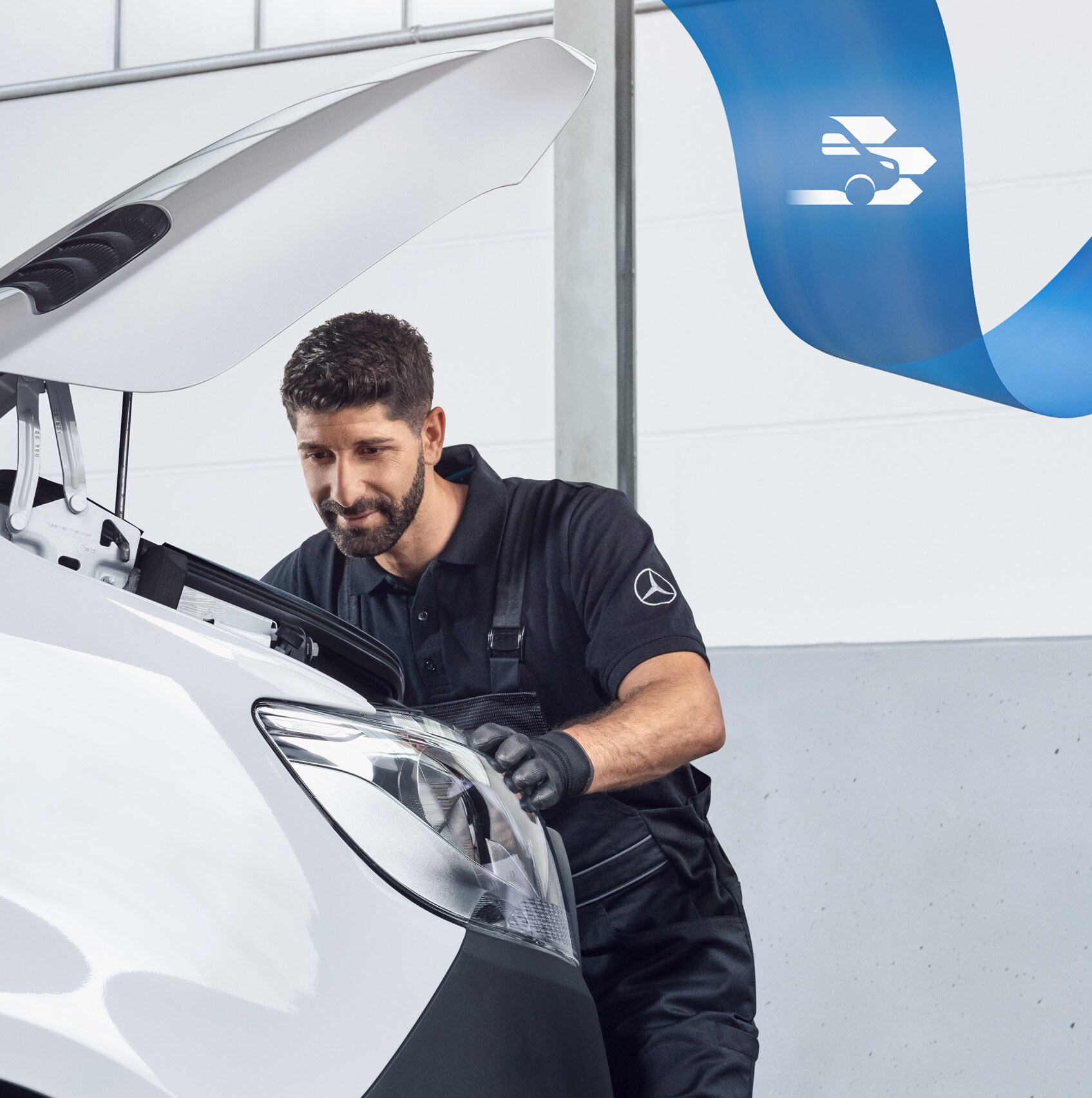 Especialista da Mercedes-Benz a trabalhar num veículo comercial ligeiro com ferramentas especiais para facilitar ao máximo a reparação.
