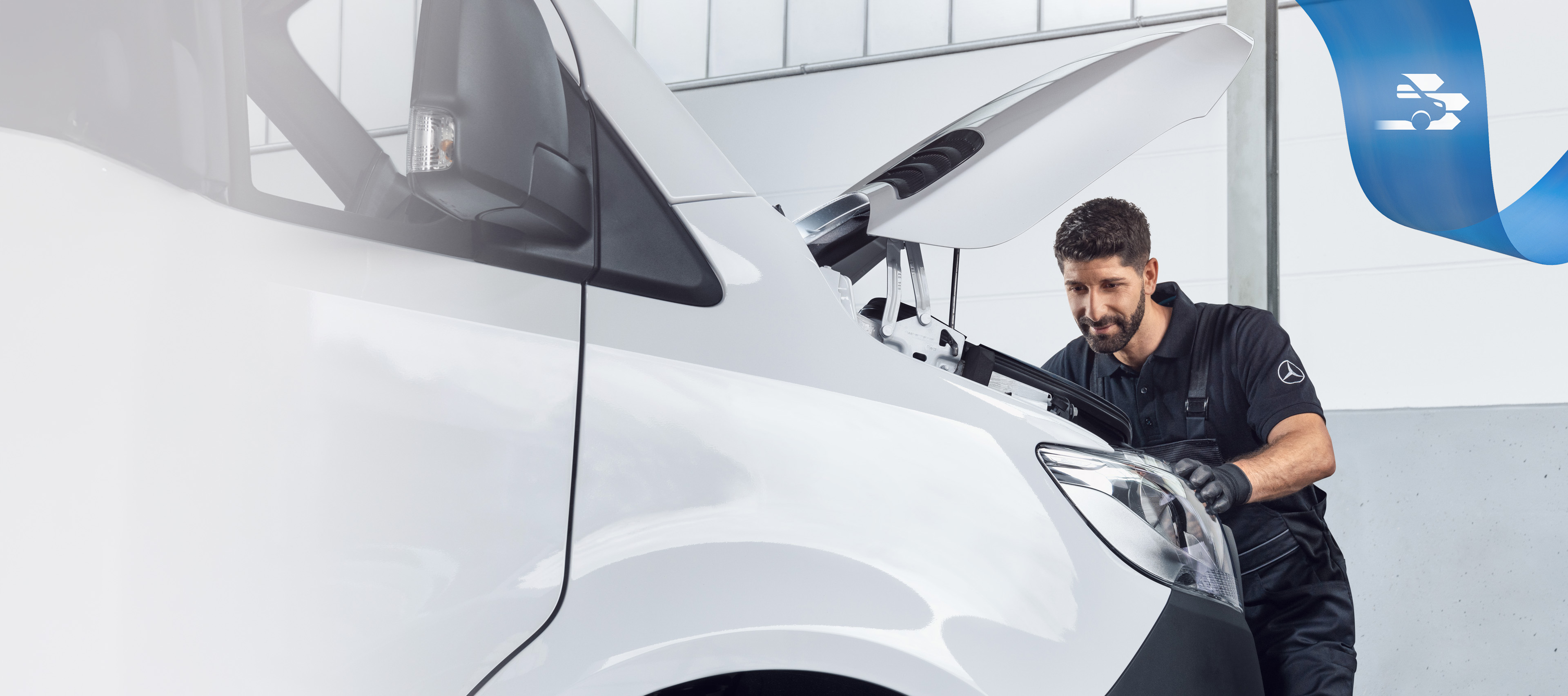 Mercedes-Benz | Furgões Engenharia de Qualidade Especialista da Mercedes-Benz a trabalhar num veículo comercial ligeiro com ferramentas especiais para facilitar ao máximo a reparação.