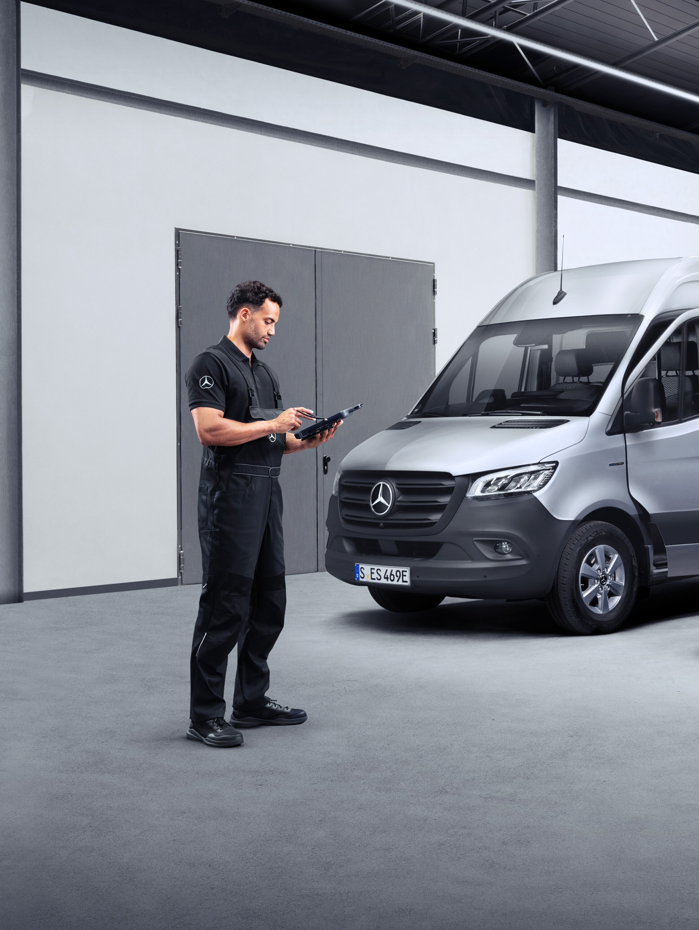 Um técnico à frente de duas eVans num tablet