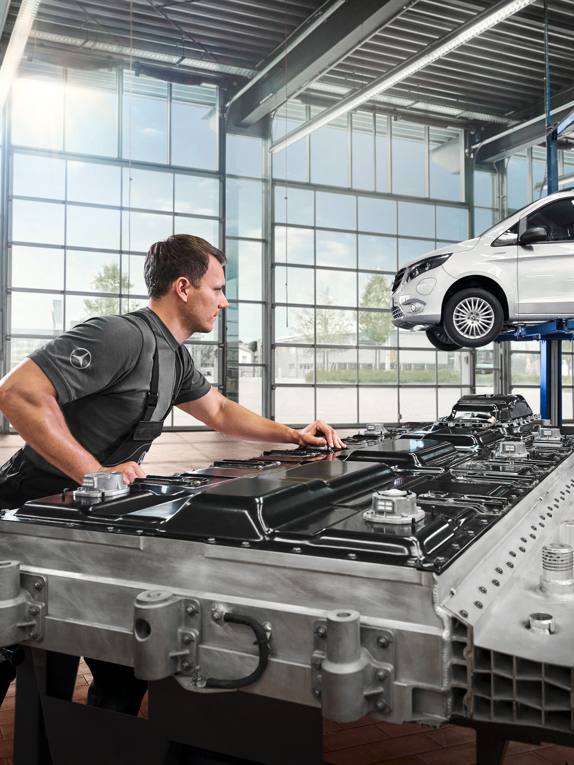 Um técnico verifica os módulos da bateria na oficina.