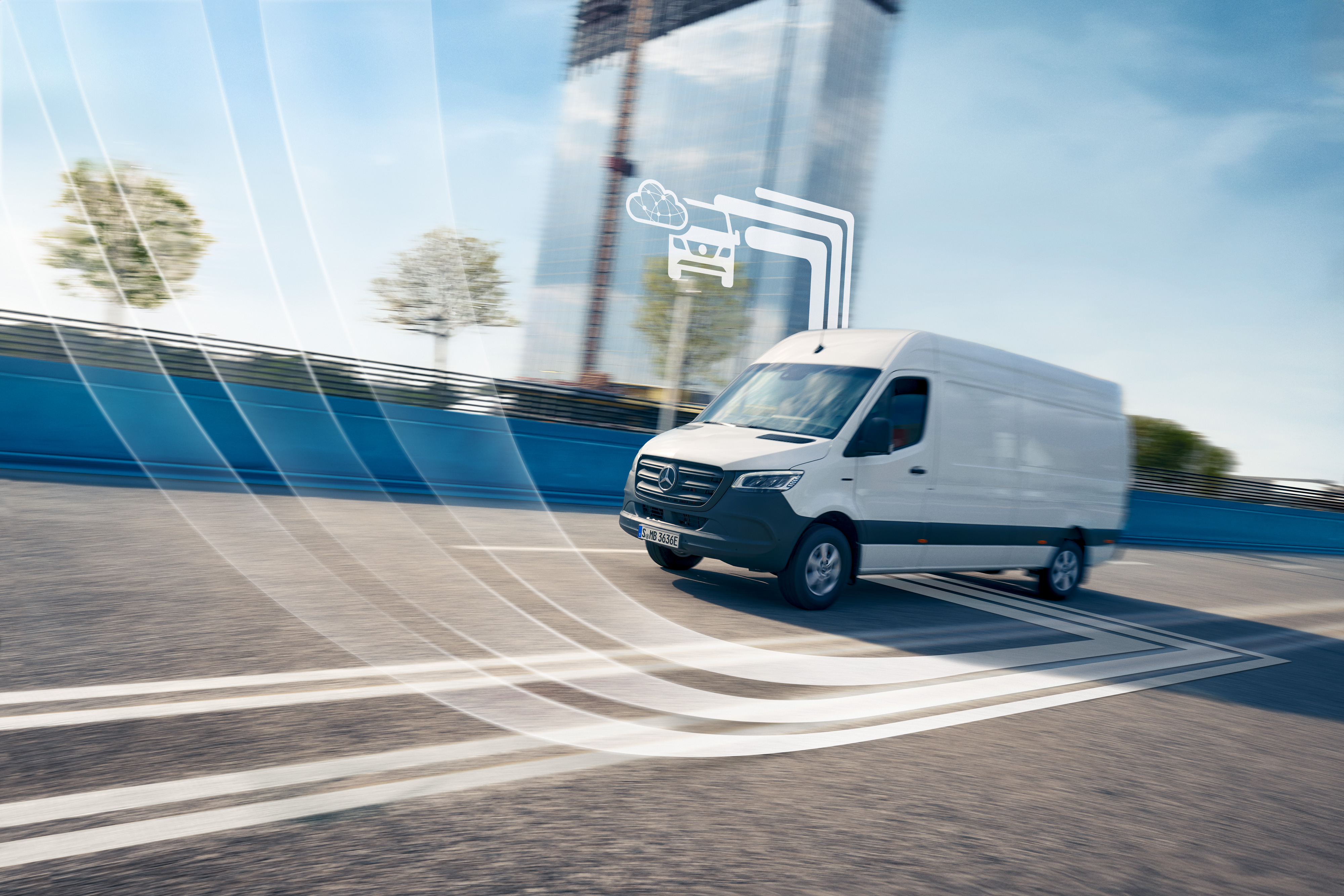 Mercedes-Benz | Serviços de frota de veículos comerciais ligeiros | Extras Digitais Um veículo comerciais ligeiro Mercedes-Benz Sprinter branco, digitalmente conectado, na estrada.