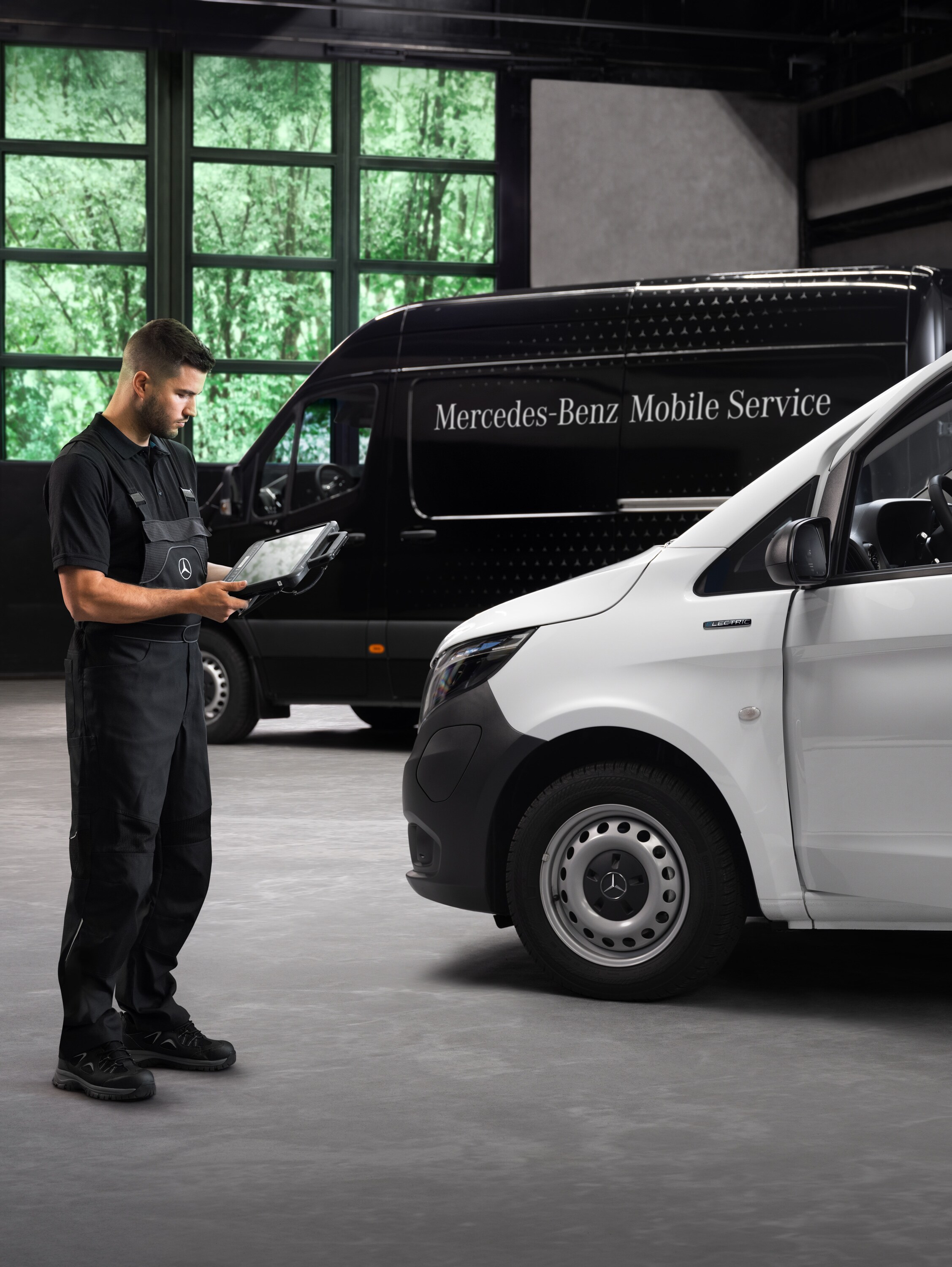 Um técnico verifica um veículo comercial ligeiro Mercedes-Benz Vito branco na oficina.