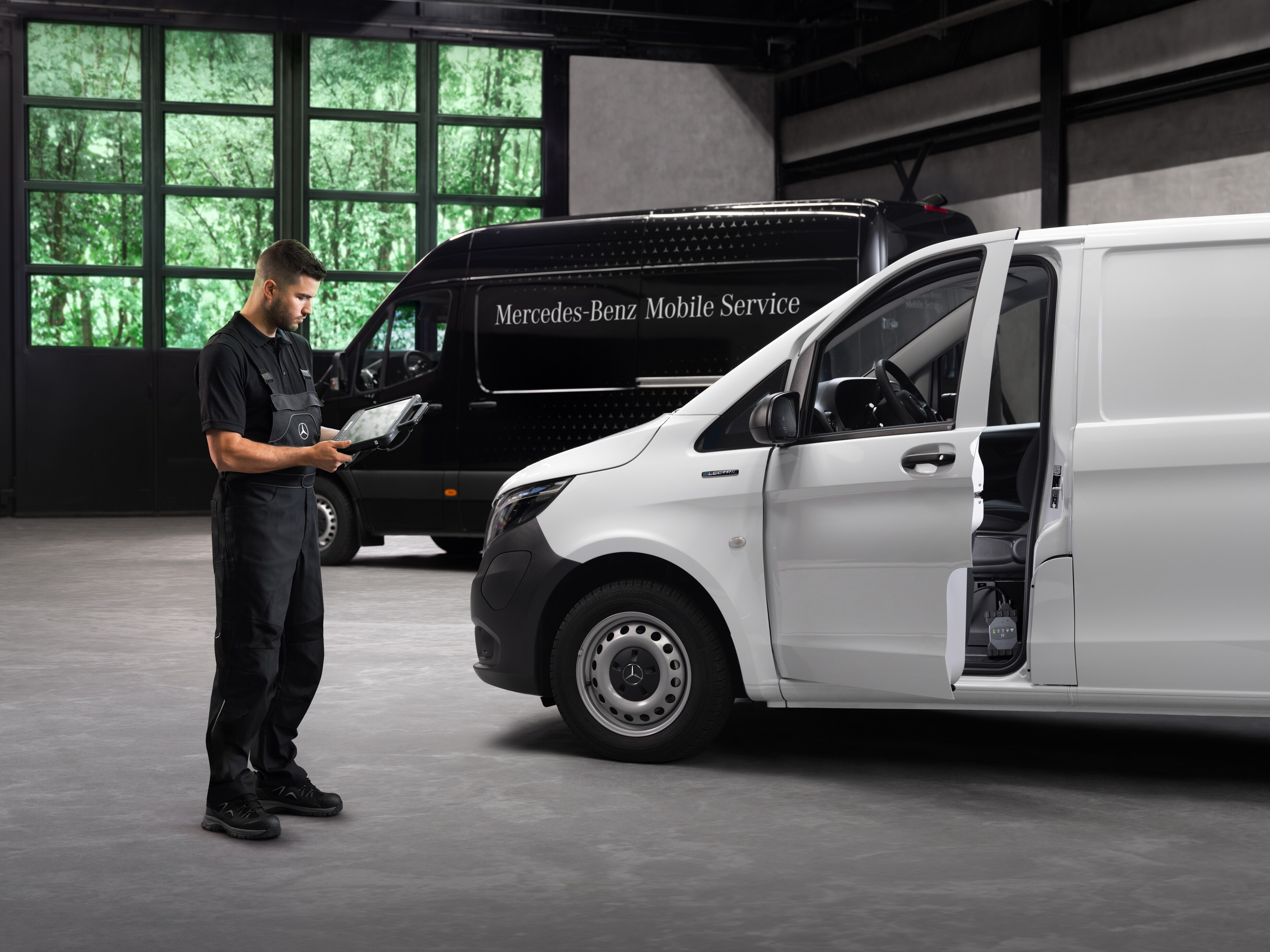 Um técnico verifica um veículo comercial ligeiro Mercedes-Benz Vito branco na oficina.