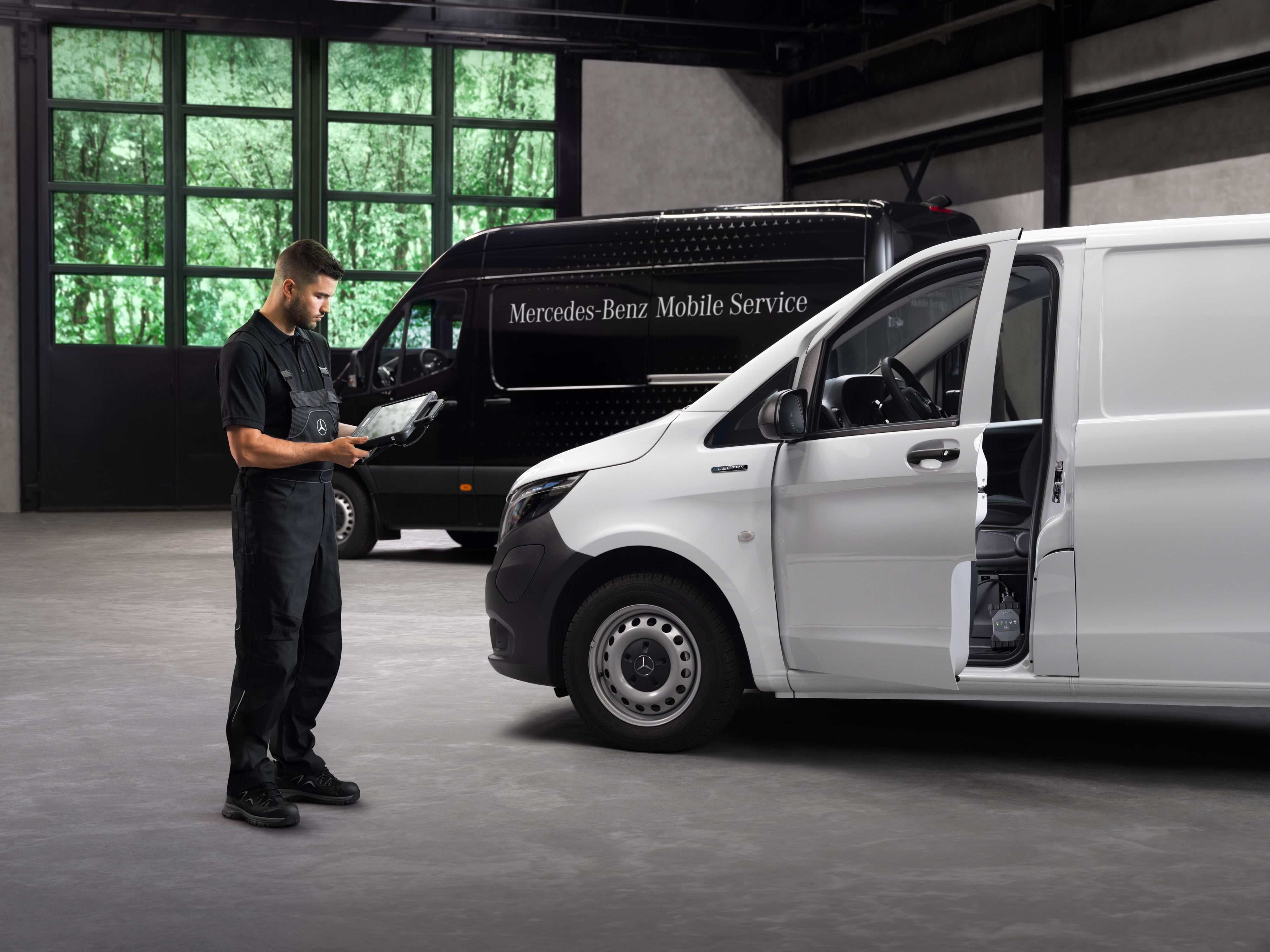 Mercedes-Benz | Serviço Móvel Um técnico verifica um veículo comercial ligeiro Mercedes-Benz Vito branco na oficina.