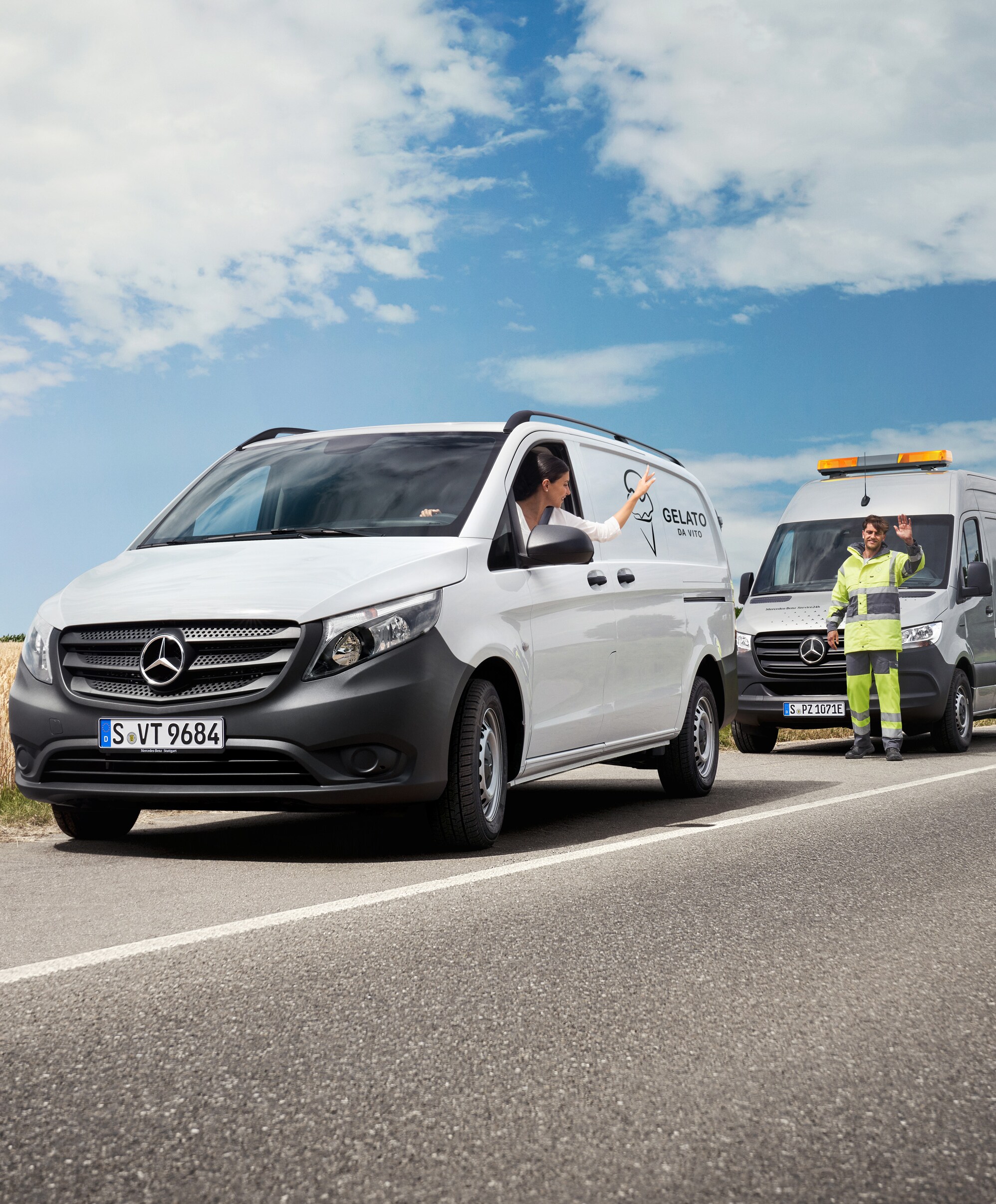 Um mecânico a prestar assistência na estrada a um cliente num veículo comercial ligeiro Mercedes-Benz Vito branco.