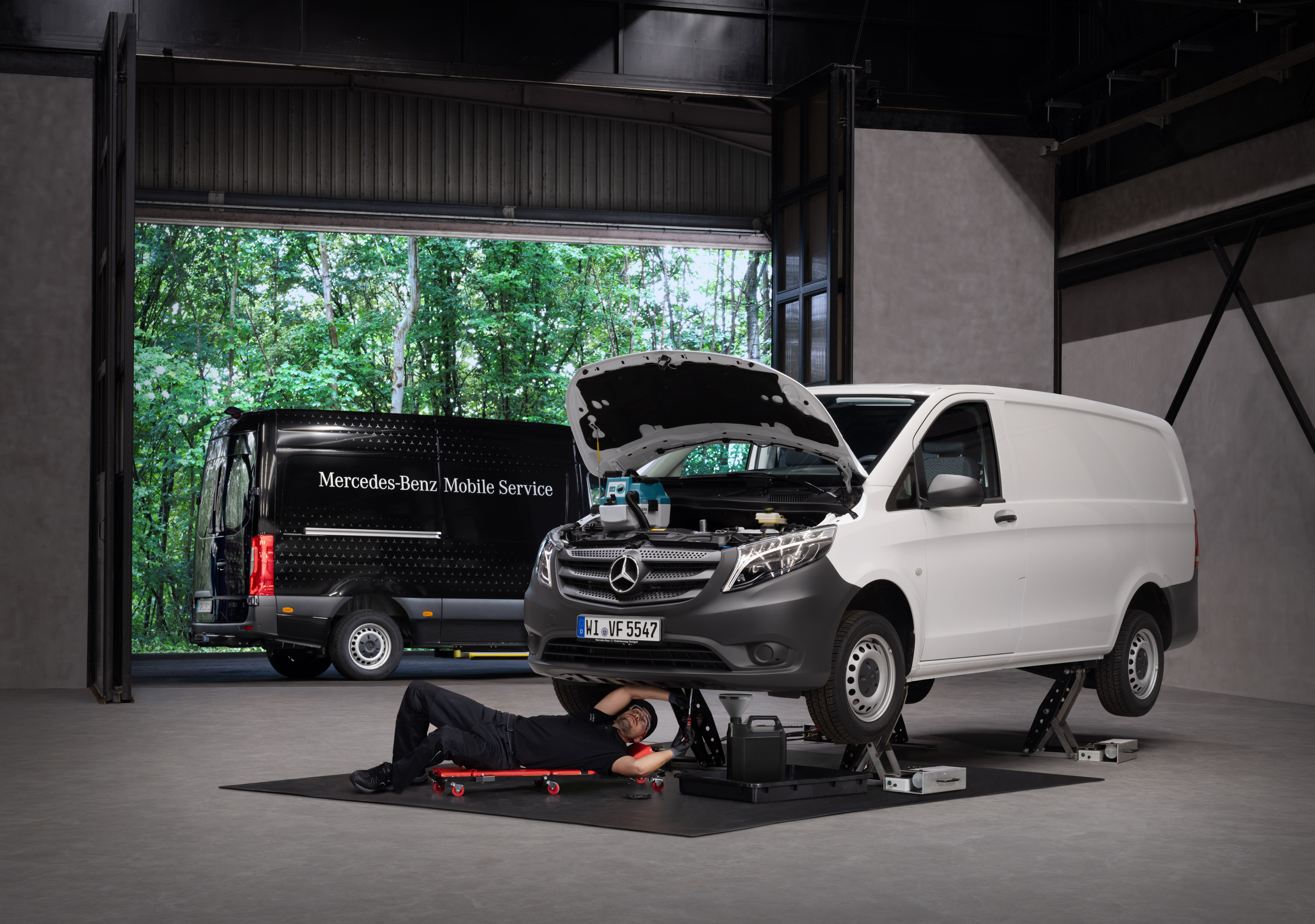 Mercedes-Benz | Serviço móvel | Manutenção e reparação Um técnico repara um veículo ligeiro comercial Mercedes-Benz Vito branco.