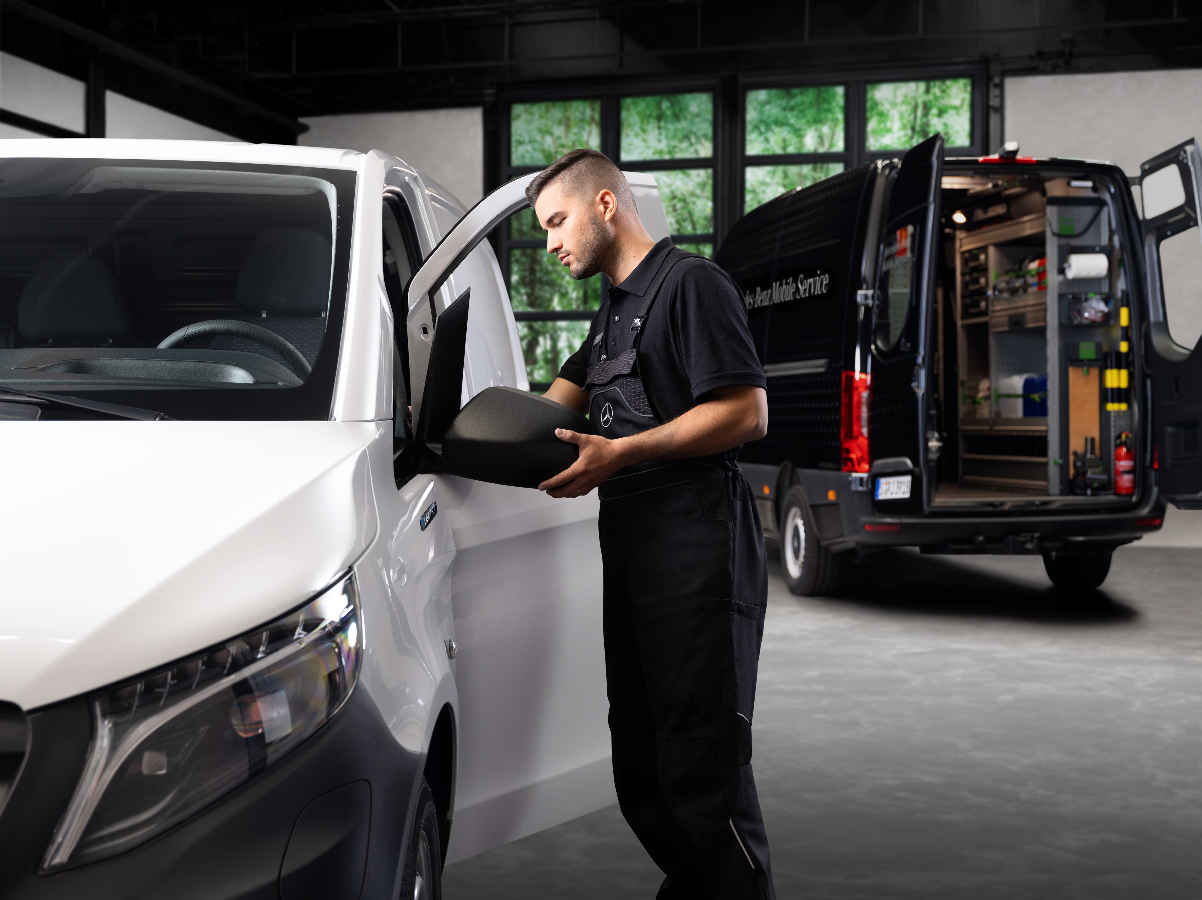 Mercedes-Benz | Serviço Móvel | Peças originais Um técnico substitui um espelho exterior de um veículo comercial ligeiro Mercedes-Benz Vito branco.