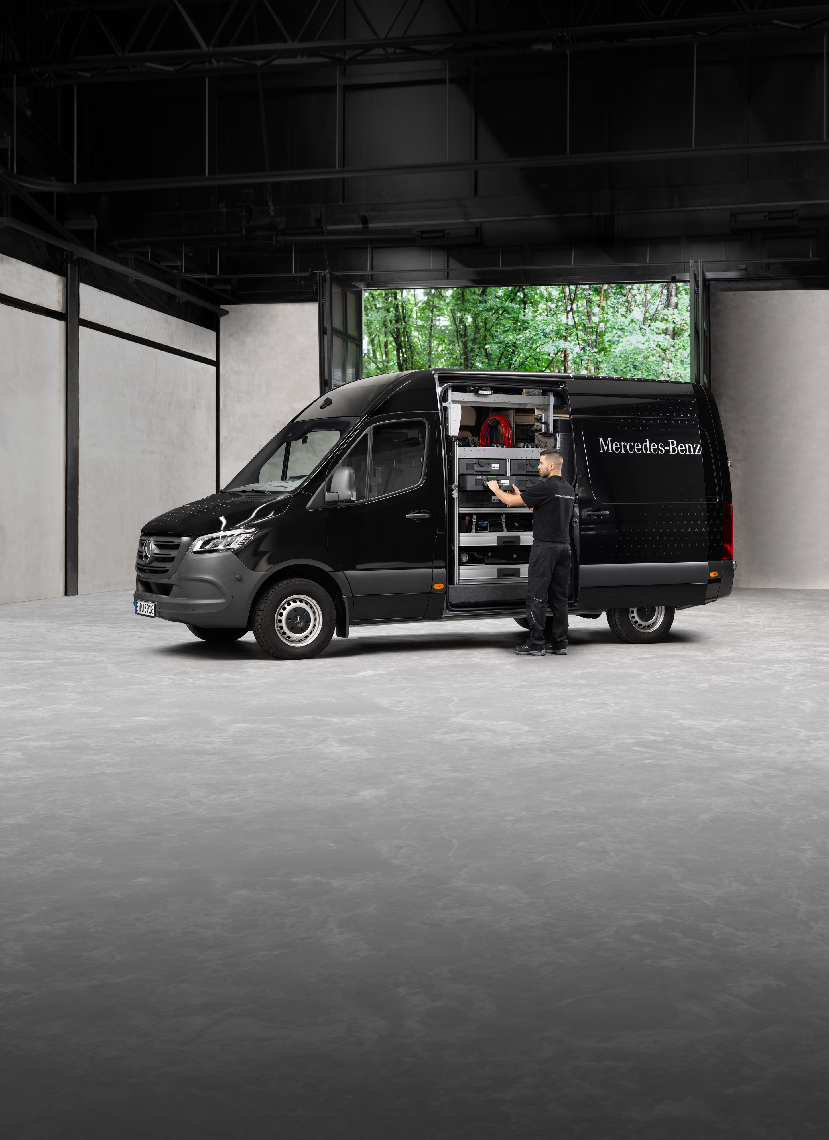 Mercedes-Benz | Serviço móvel | Controlo sazonal Um técnico retira ferramentas de um veículo comercial ligeiro Mercedes-Benz Sprinter preto.