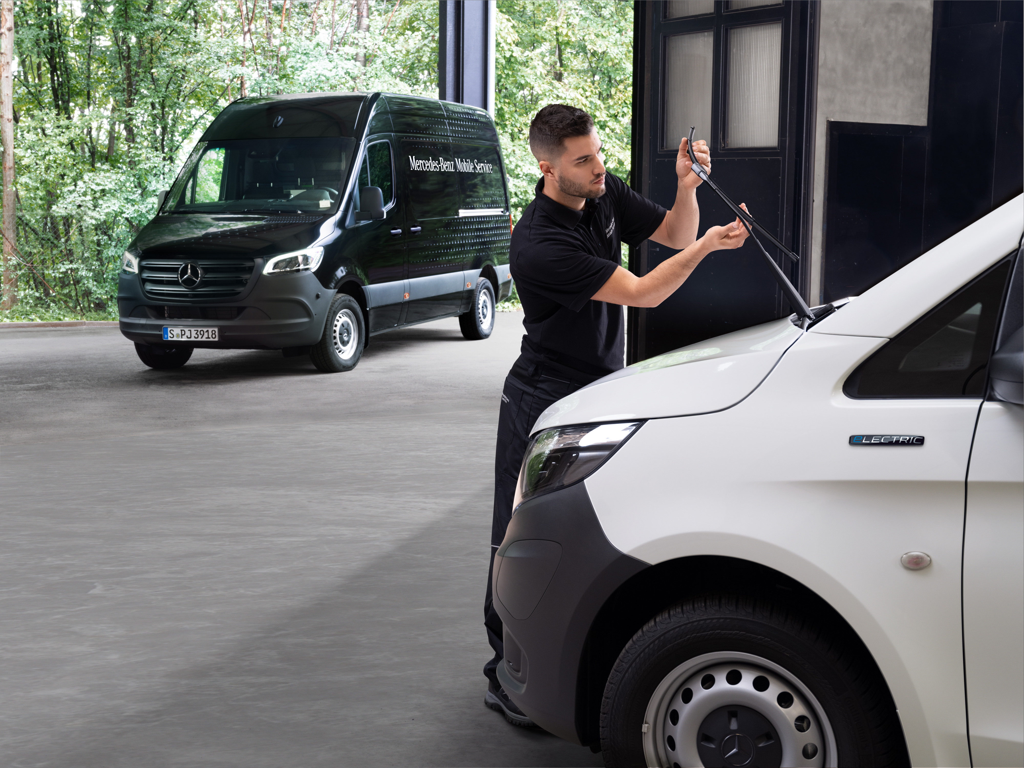 Mercedes-Benz | Serviço móvel | Outros serviços Um técnico muda as escovas do limpa-vidros de um veículo comercial ligeiro Mercedes-Benz Vito branco.