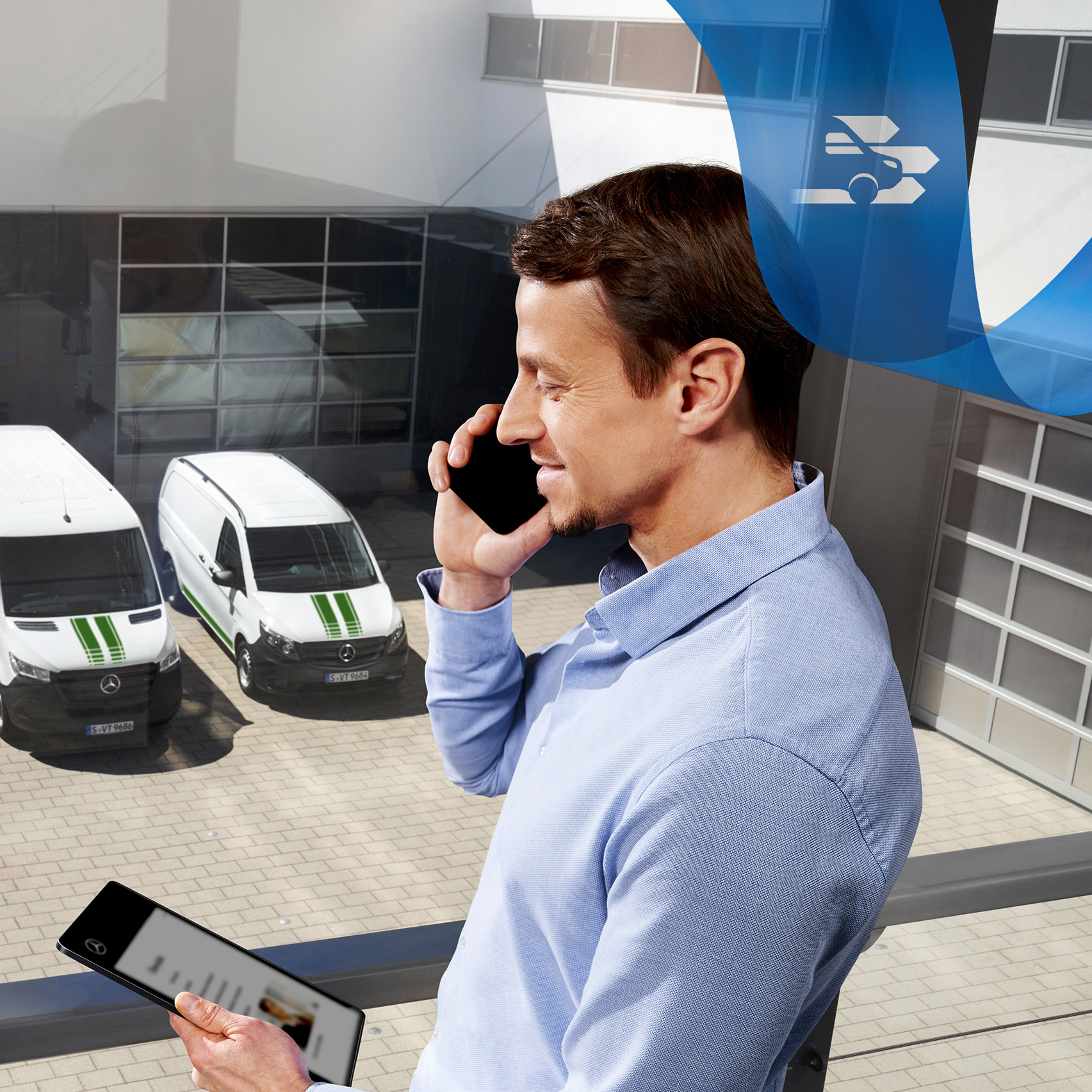 Mercedes-Benz | Serviços de frota de veículos comerciais ligeiros Um homem a falar ao telefone, enquanto olha para um tablet, com uma série de veículos comerciais ligeiros Mercedes-Benz em segundo plano.
