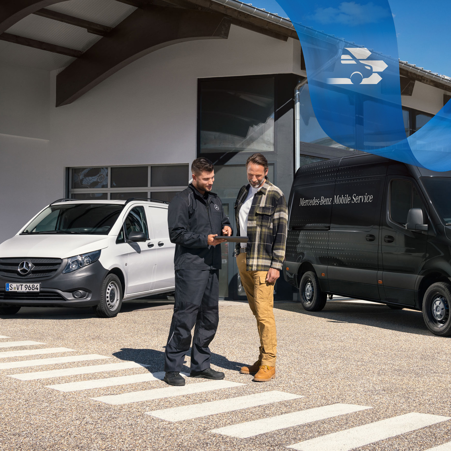 Mercedes-Benz | Serviço móvel de veículos comerciais ligeiros Dois homens a falar em frente de um veículo comercial ligeiro Mercedes-Benz Vito branco e de um veículo comercial ligeiro Mercedes-Benz Sprinter preto.