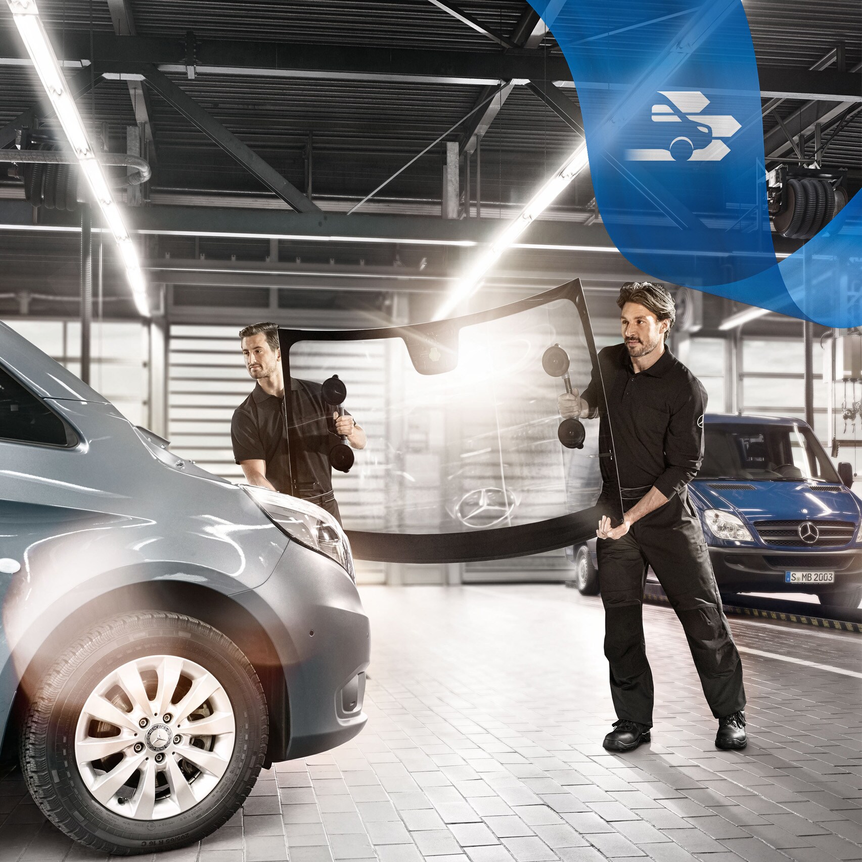 Novo para-brisas a ser montado num veículo comercial ligeiro Mercedes-Benz Vito cinzento e prateado.