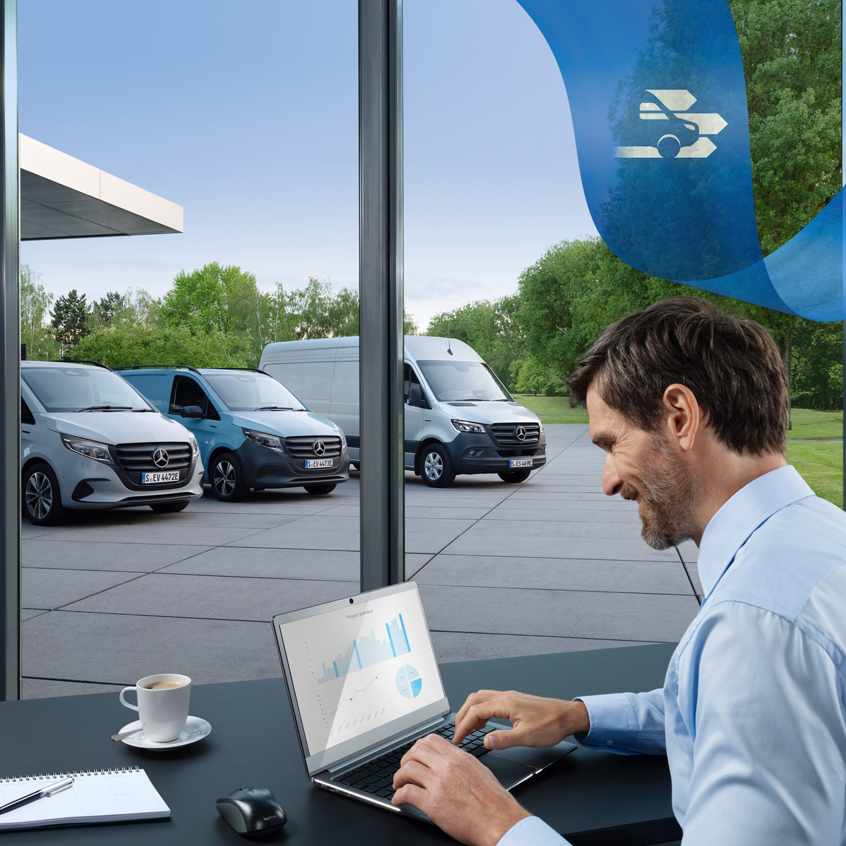 Mercedes-Benz | ServiceCare veículos comerciais ligeiros Um homem está a utilizar um computador portátil num escritório com uma série de veículos comerciais ligeiros Mercedes-Benz em segundo plano.
