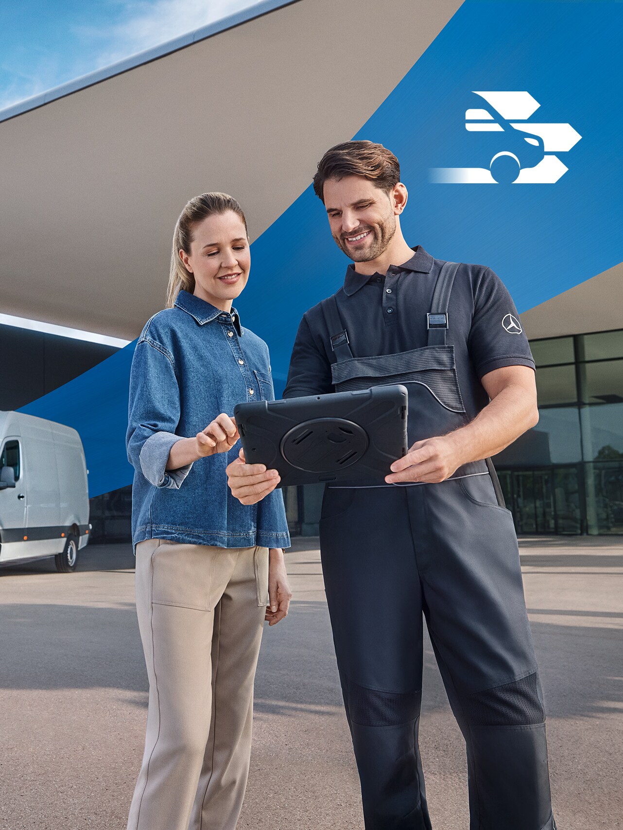 Duas pessoas em frente a um concessionário: serviço completo para veículos comerciais destinado a clientes Mercedes-Benz.