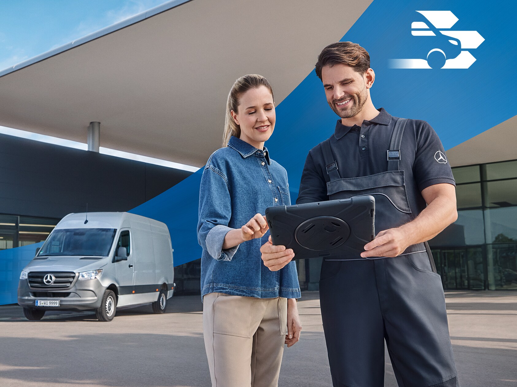 Duas pessoas em frente a um concessionário: serviço completo para veículos comerciais destinado a clientes Mercedes-Benz.