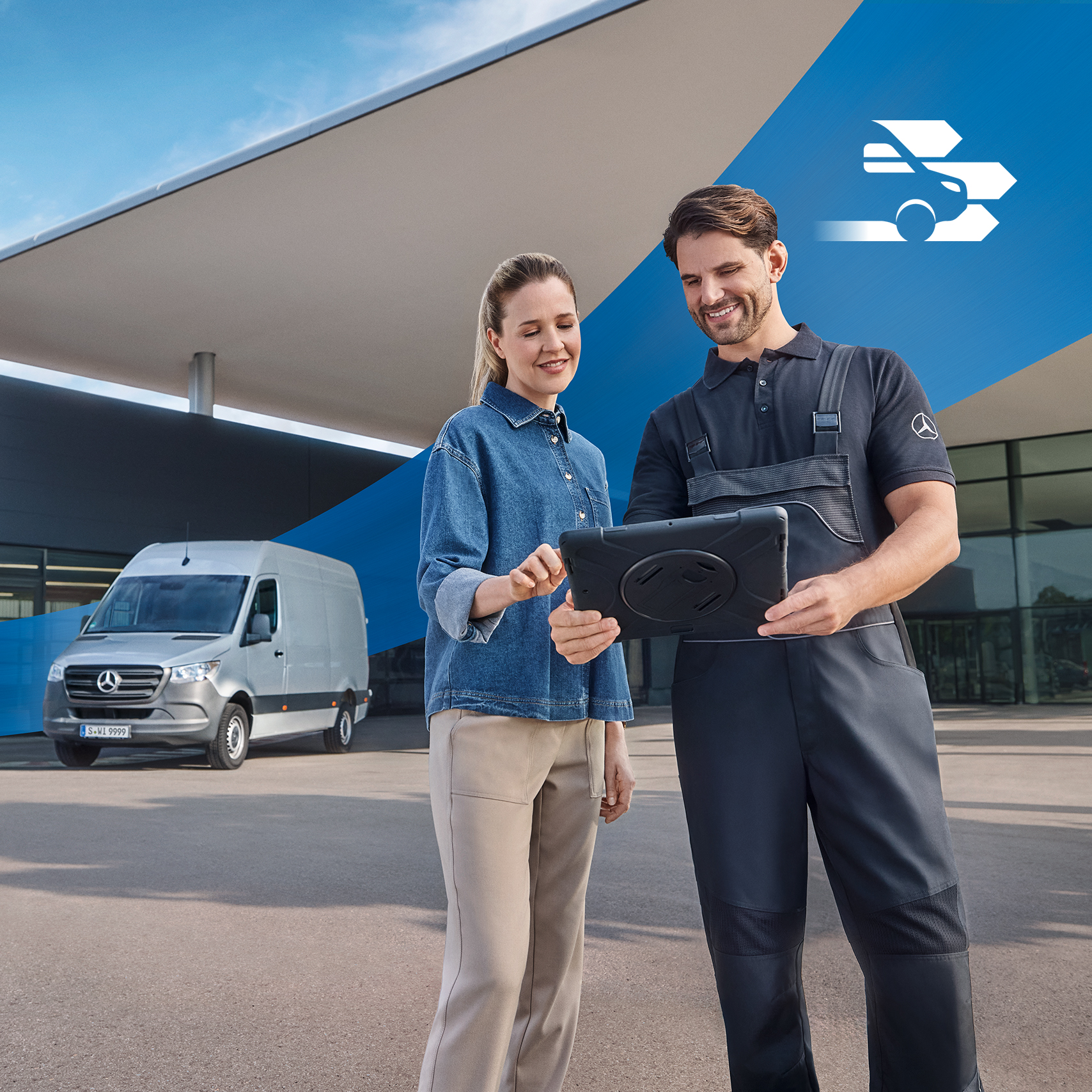 Mercedes-Benz | Serviços para veículos comerciais ligeiros Duas pessoas em frente a um concessionário: serviço completo para veículos comerciais destinado a clientes Mercedes-Benz.