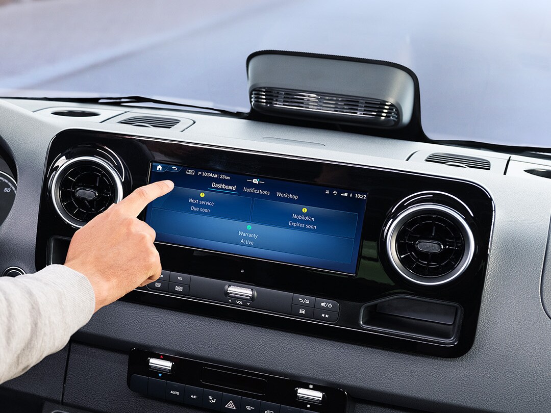 Condutor a utilizar a aplicação Service no display do veículo para verificar os dados do veículo e as opções de serviço.