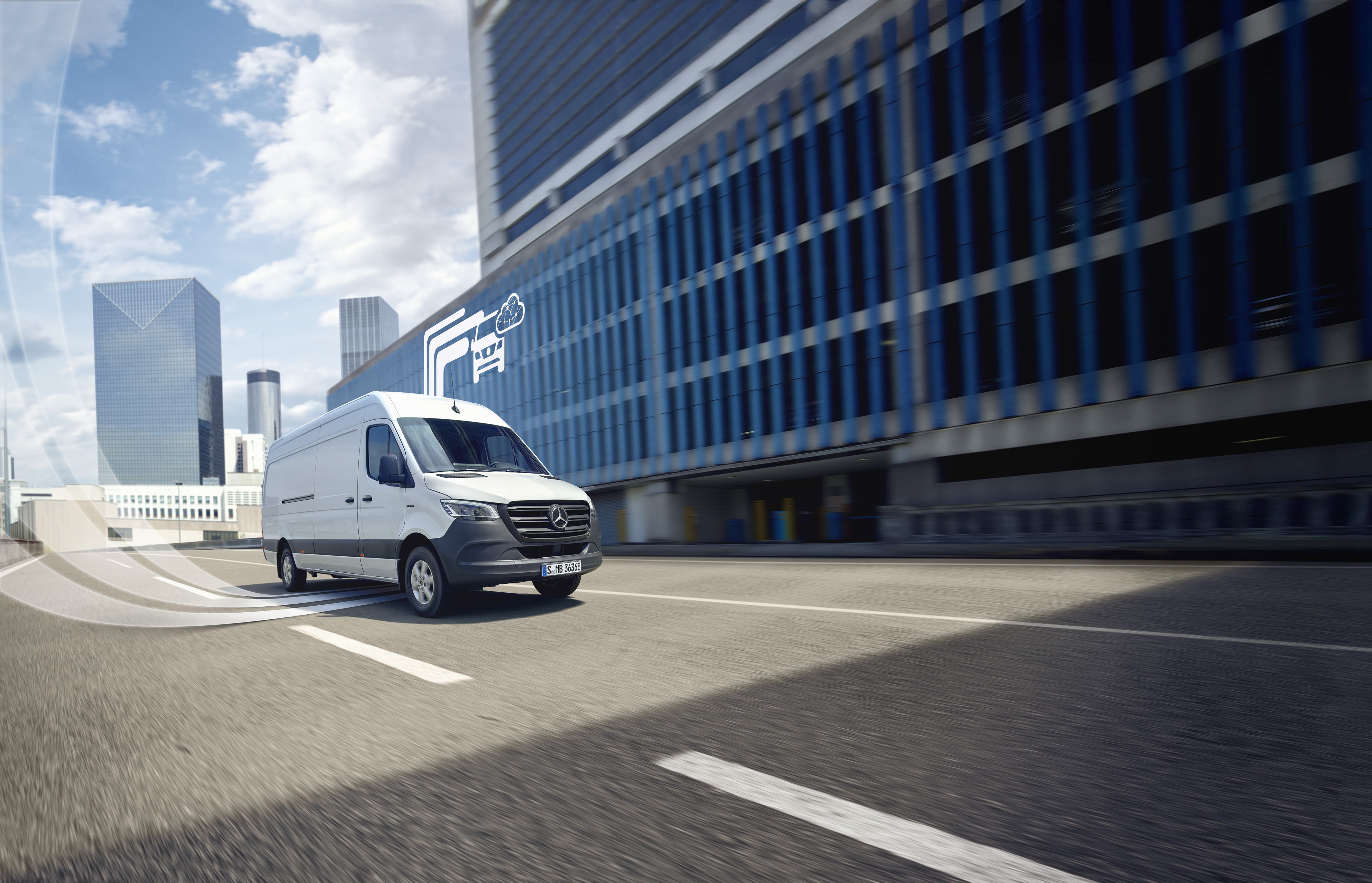 Mercedes-Benz | Tecnologia de veículos comerciais ligeiros | Extras Digitais Veículo comercial ligeiro Mercedes-Benz a circular num cenário moderno, com visualização da tecnologia digital da Mercedes-Benz.