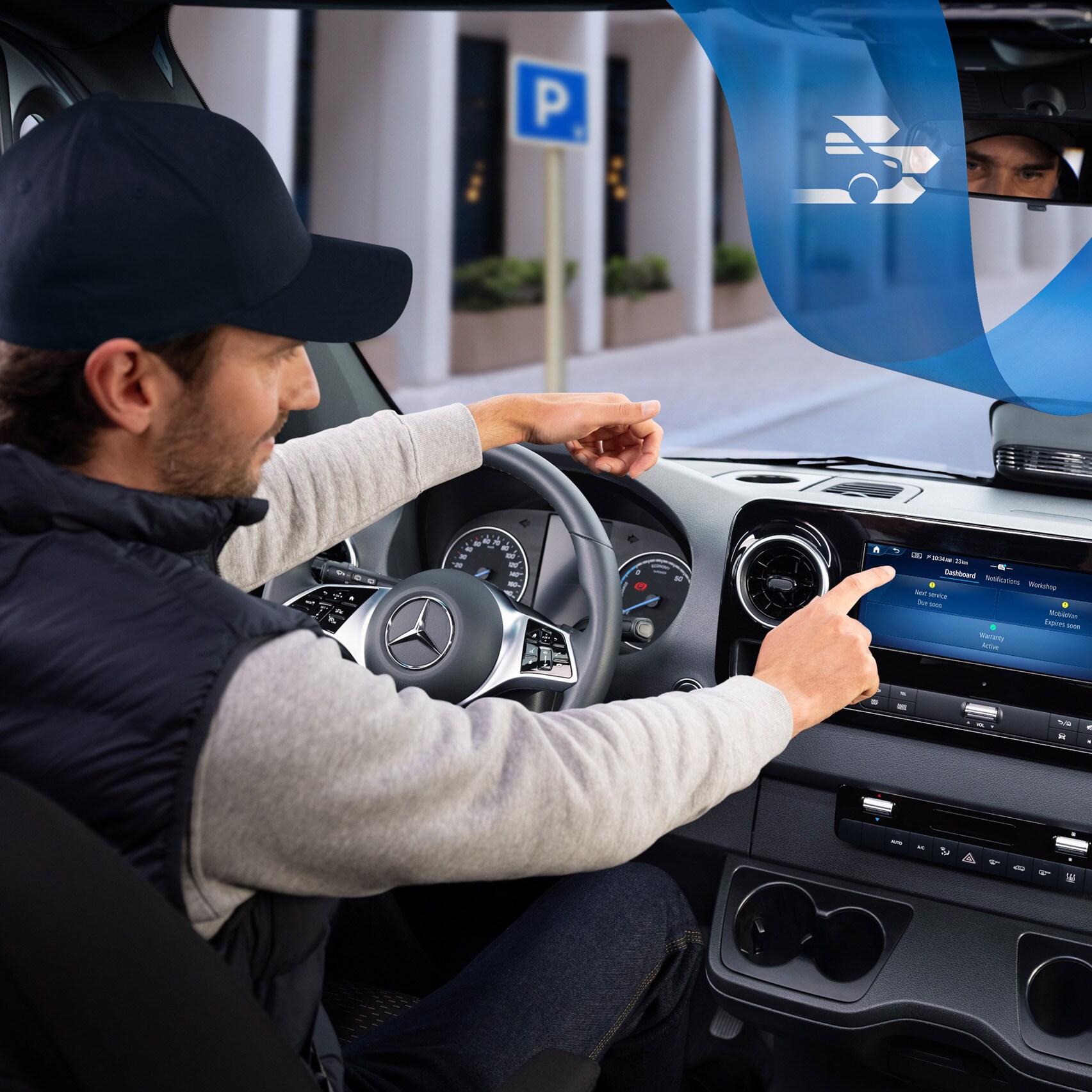 Condutor a utilizar a aplicação Mercedes-Benz Service no veículo para marcar e gerir serviços comodamente.