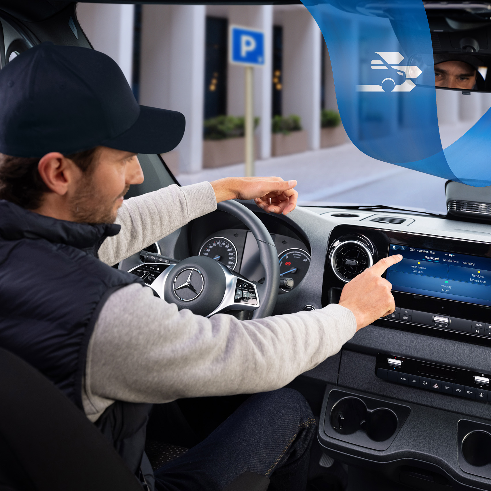 Mercedes-Benz | Tecnologia de veículos comerciais ligeiros | OSA Condutor a utilizar a aplicação Mercedes-Benz Service no veículo para marcar e gerir serviços comodamente.