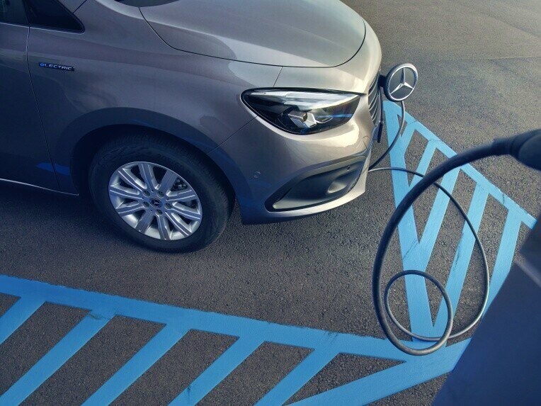 O eCitan Tourer da Mercedes-Benz a carregar numa estação de carregamento.