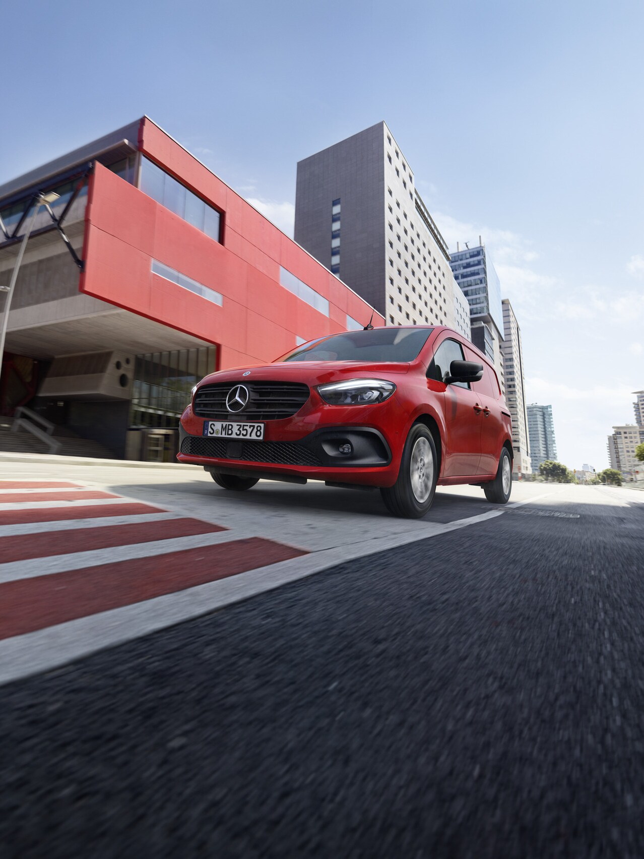 O furgão Citan a circular na estrada.