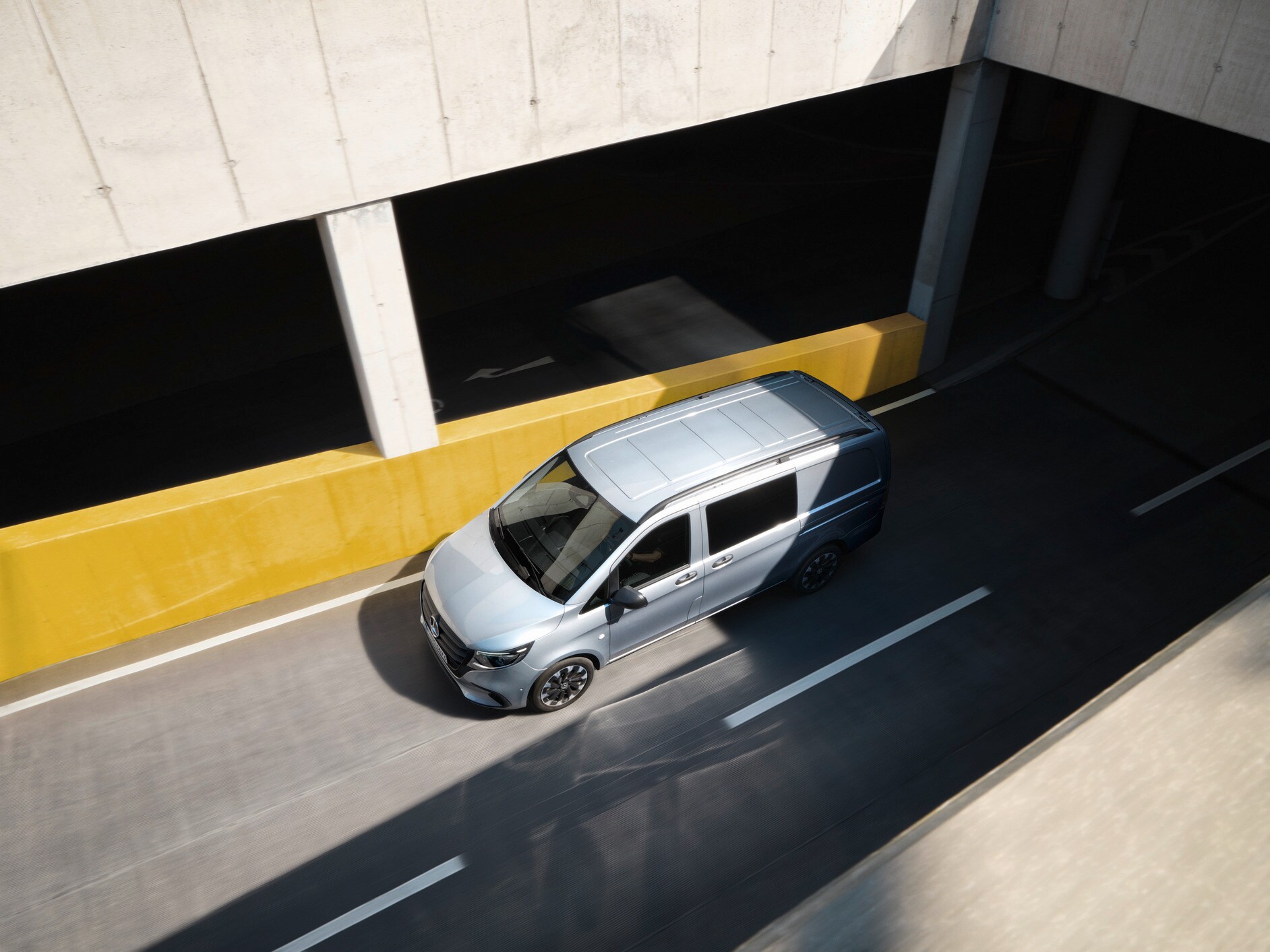 O Vito Mixto da Mercedes-Benz a aproximar-se de um caminho de acesso.