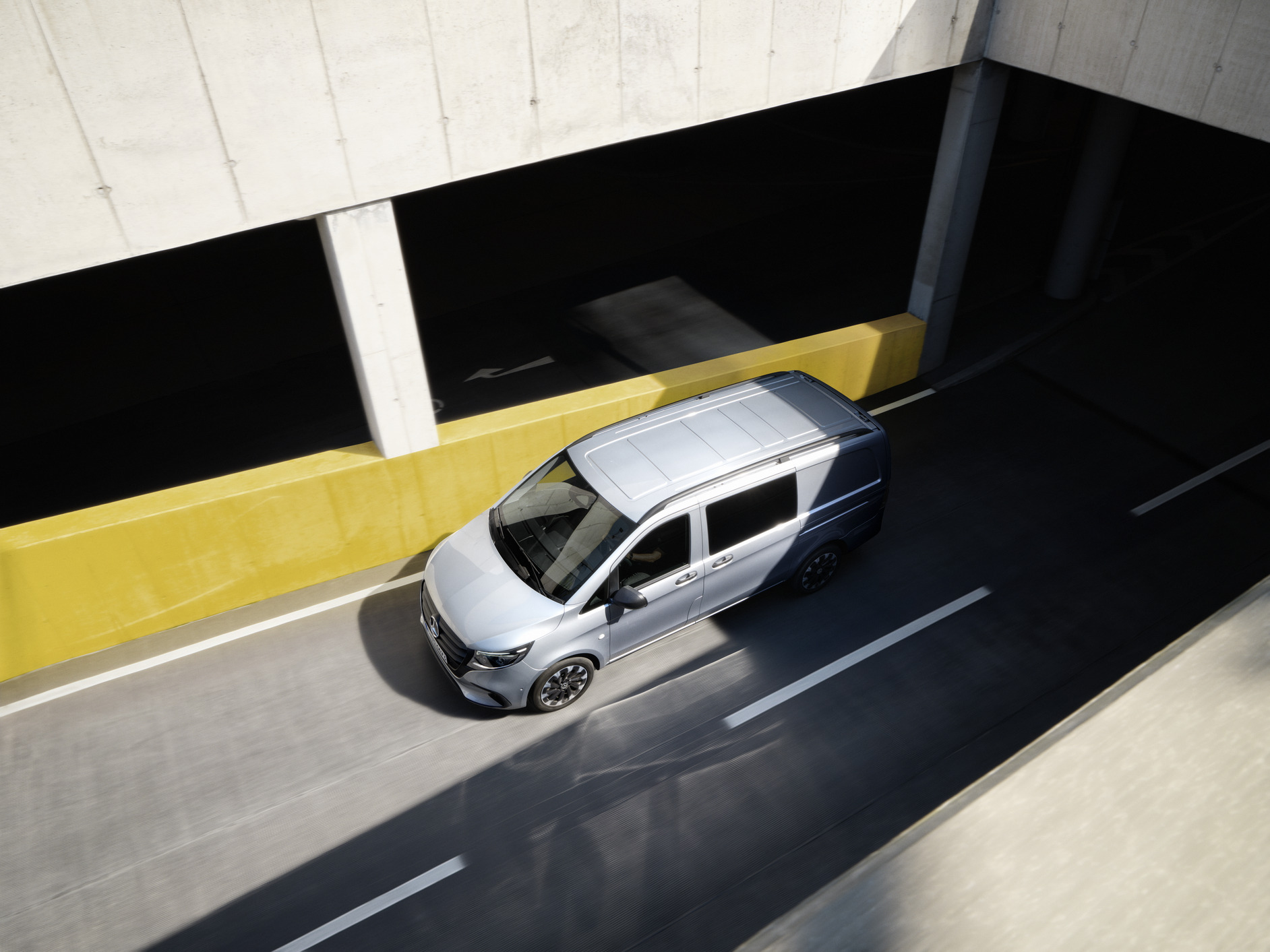 Vito Mixto | Mercedes-Benz O Vito Mixto da Mercedes-Benz a aproximar-se de um caminho de acesso.