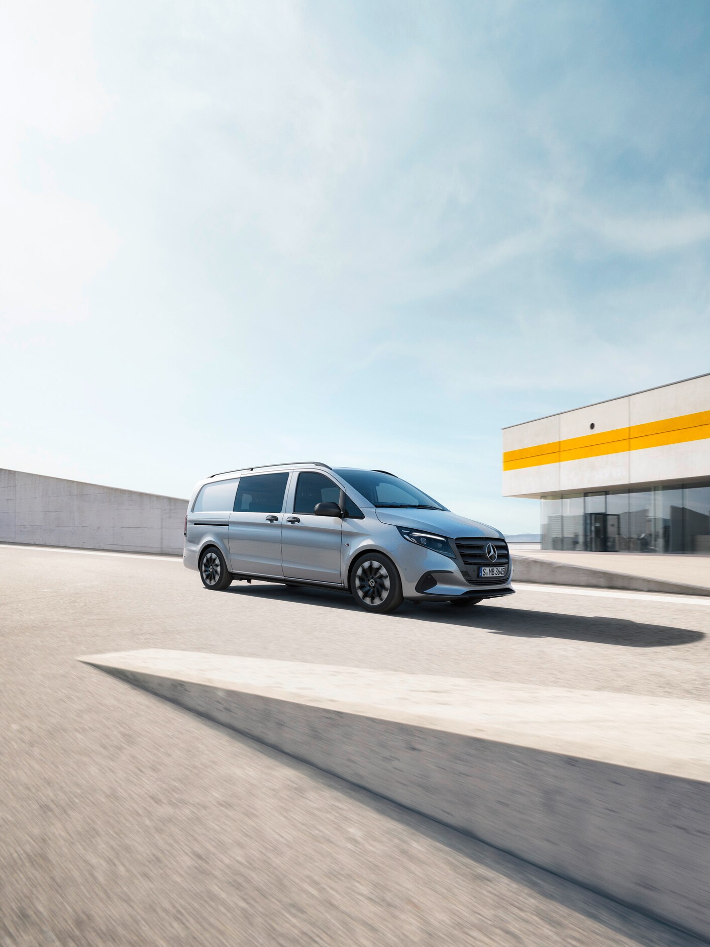 O Vito Mixto estacionado num parque de estacionamento.