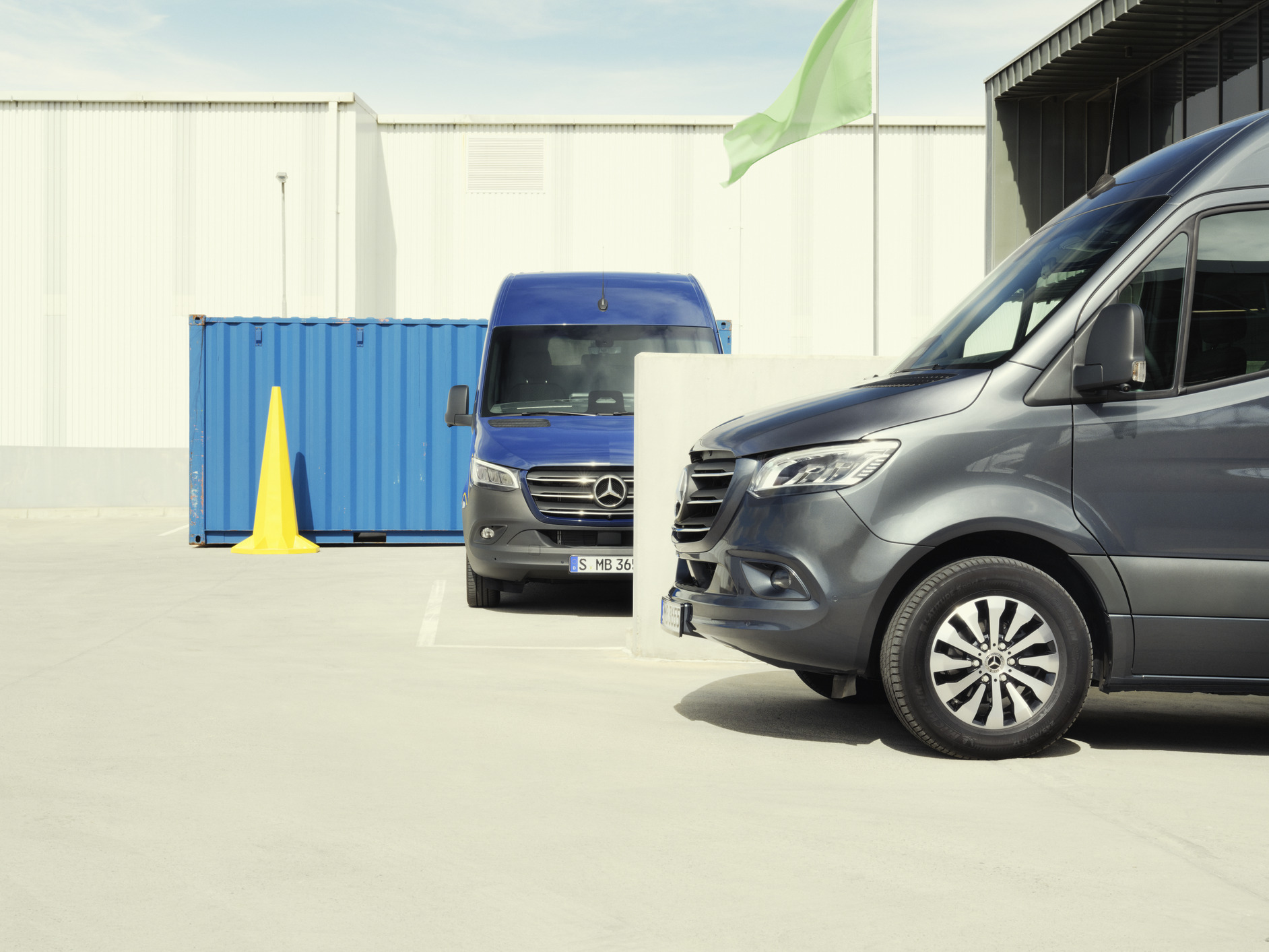 Sprinter | Mercedes-Benz Dois modelos Sprinter estacionados num lugar de estacionamento.