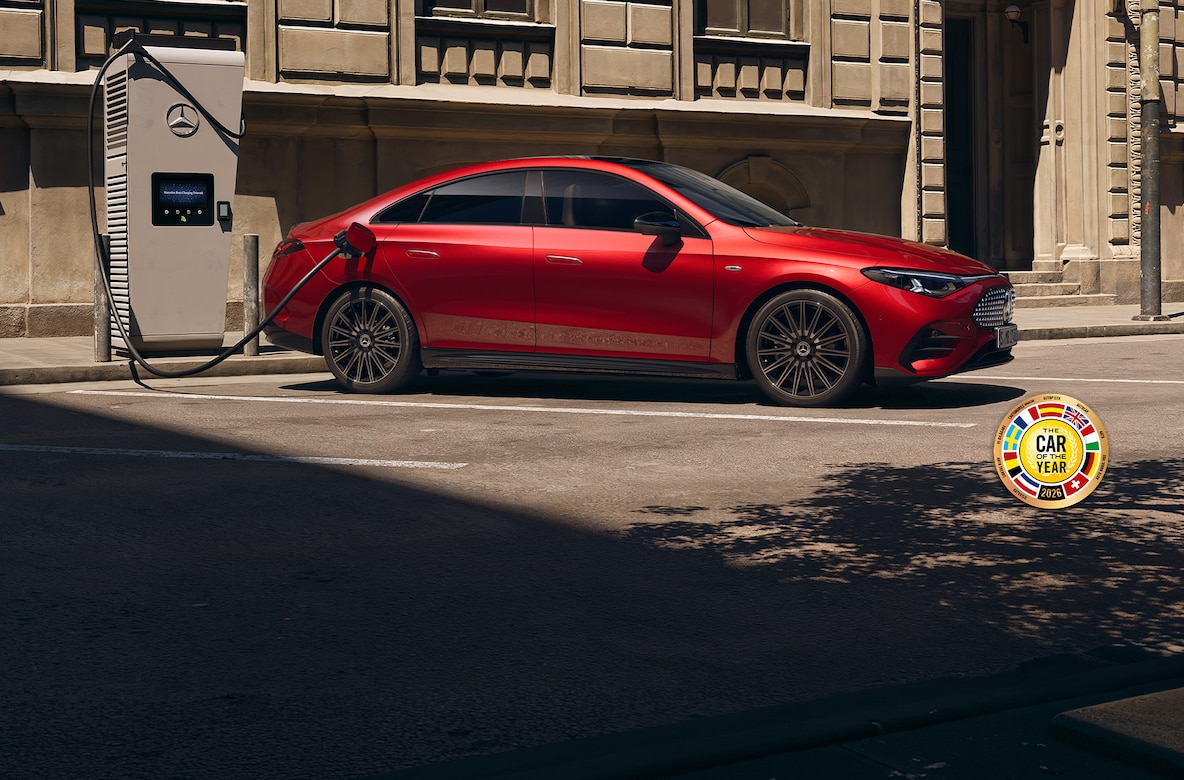 Vista lateral do Mercedes-Benz CLA C174 numa estação de carregamento.