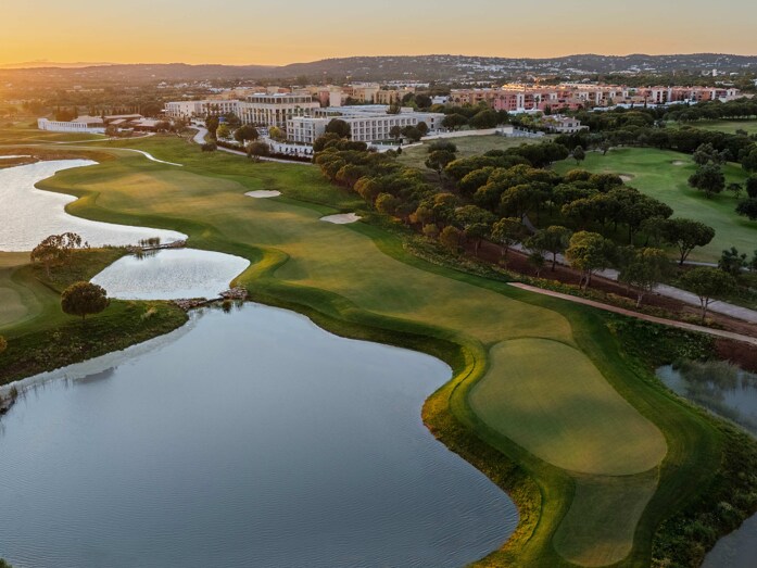 Visual jugador de golf en cesped