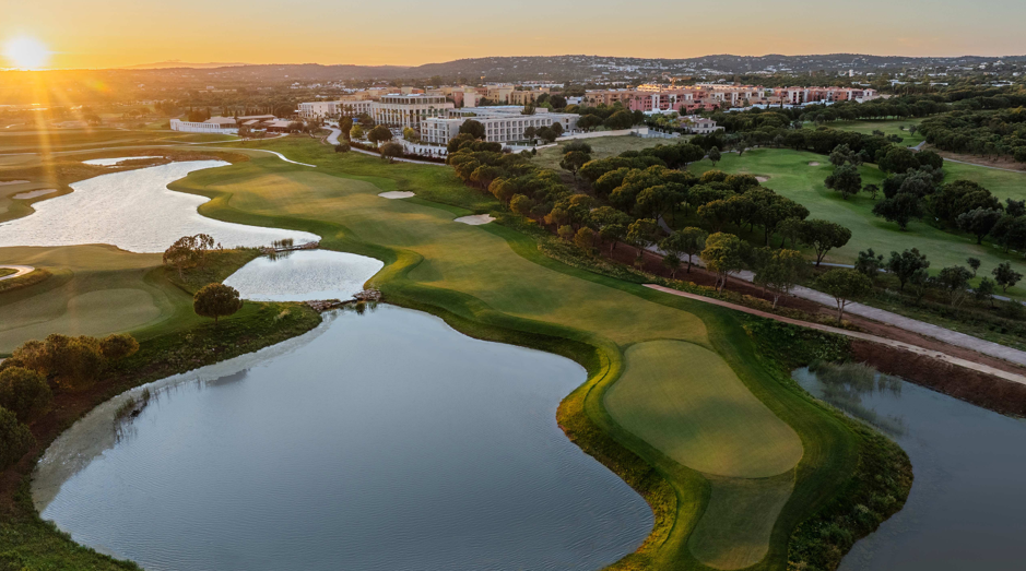 Master Augusta | Mercedes-Benz Visual jugador de golf en cesped
