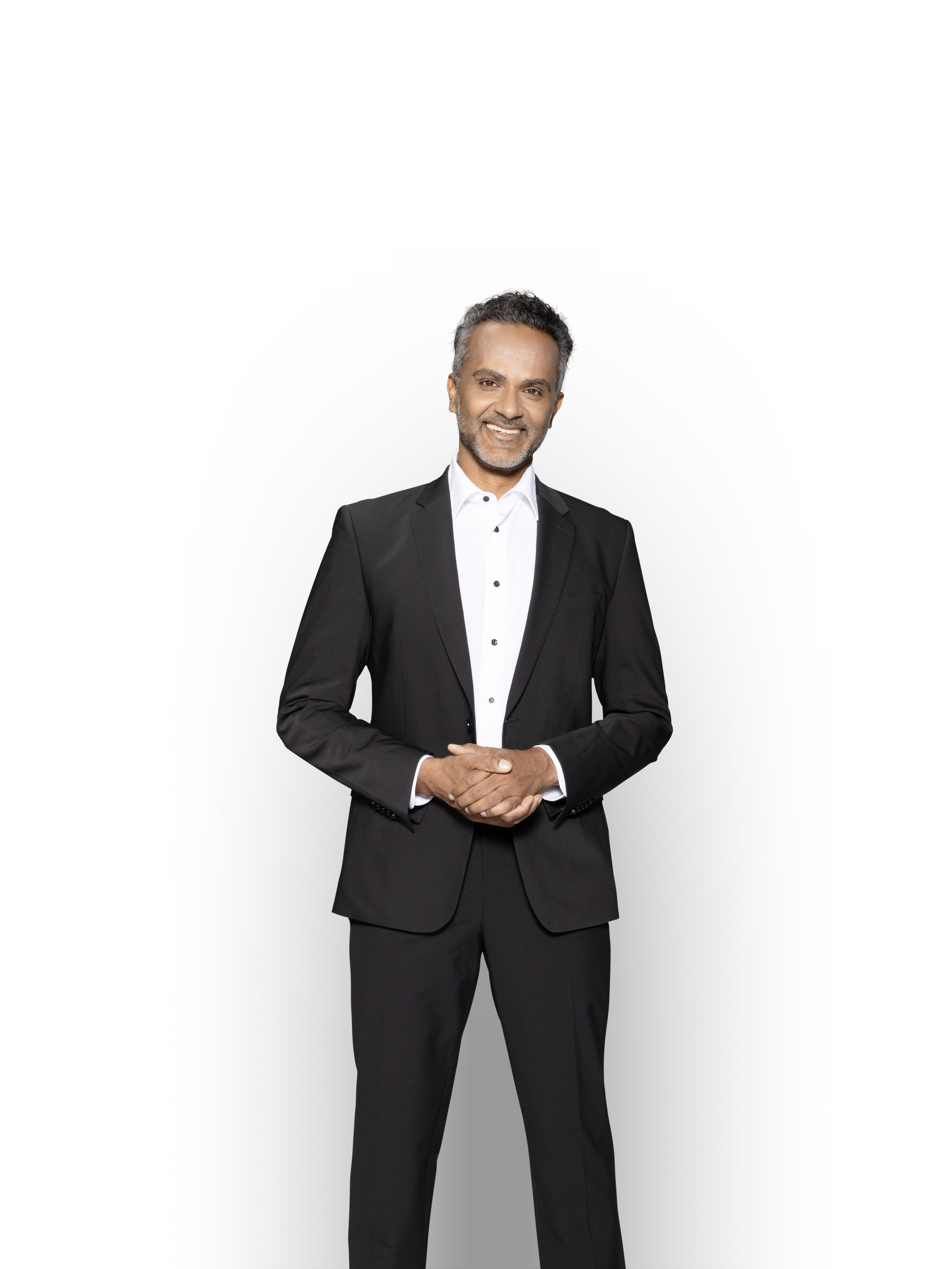 Gestor de vendas competente, de pé e a sorrir, para garantir o apoio ao seu veículo comercial ligeiro elétrico Mercedes-Bent.