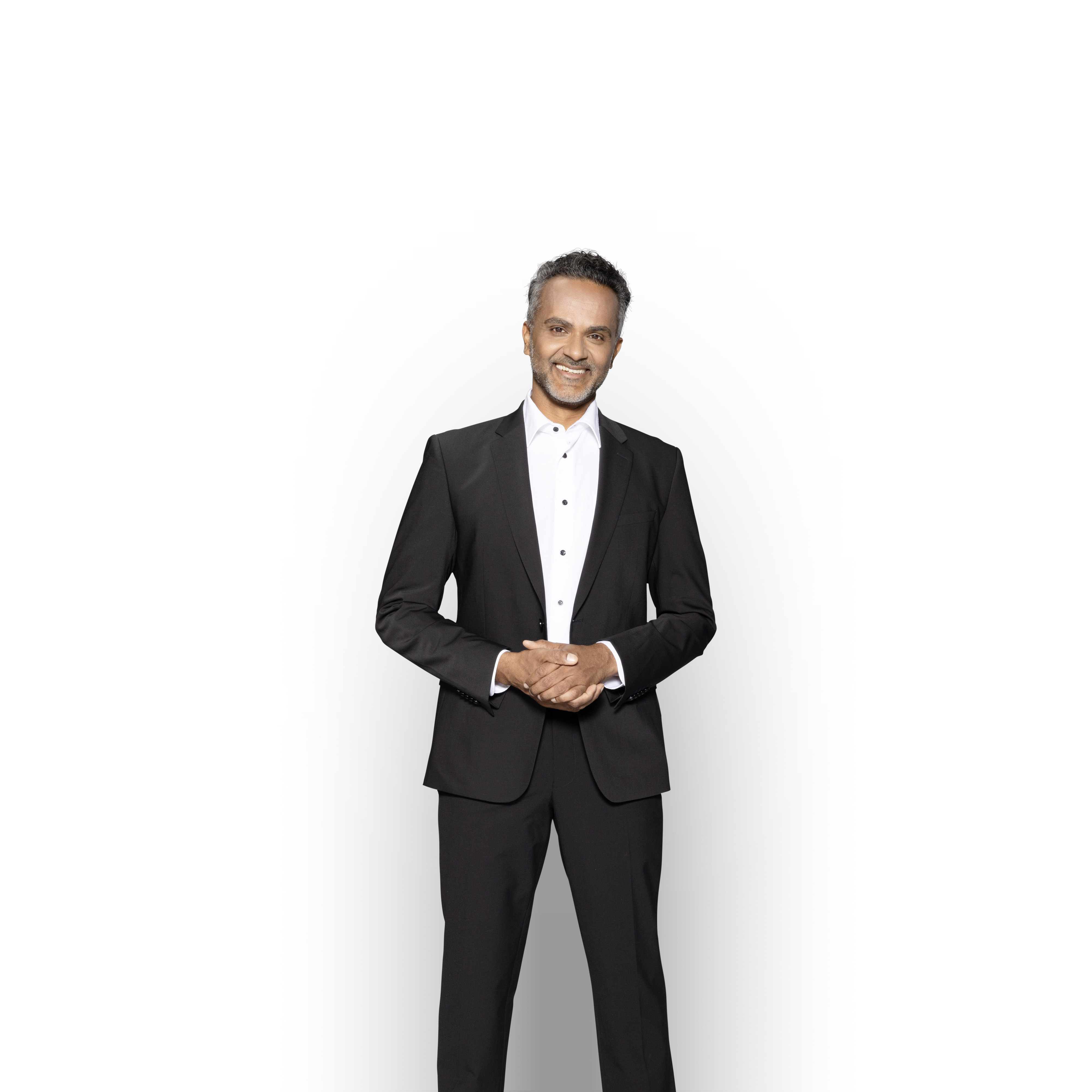 Mercedes-Benz | Serviço para veículos elétricos Gestor de vendas competente, de pé e a sorrir, para garantir o apoio ao seu veículo comercial ligeiro elétrico Mercedes-Bent.