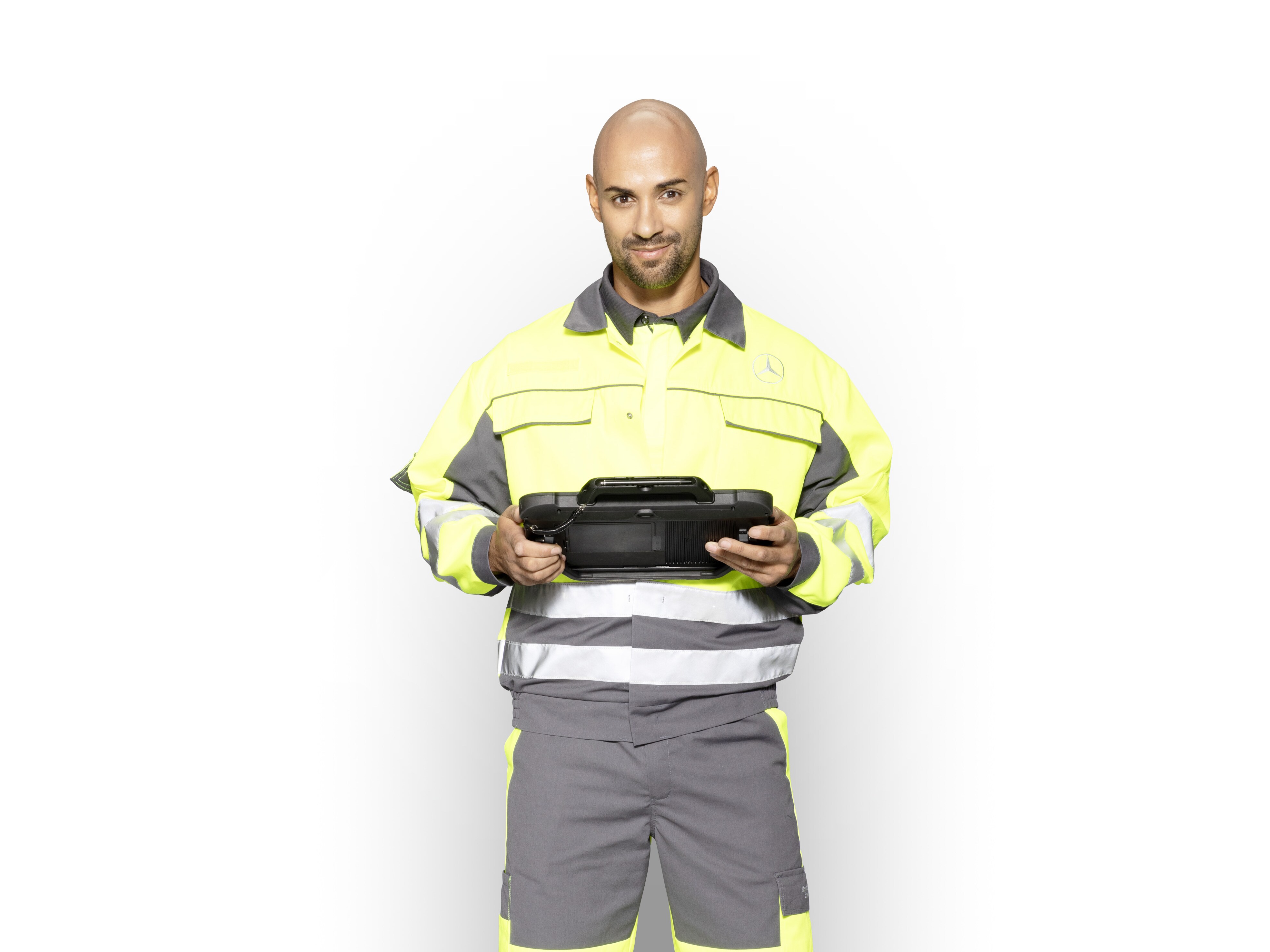 Técnico de serviço Mercedes-Benz com um tablet, pronto a verificar os serviços de garantia de mobilidade do seu veículo comercial ligeiro