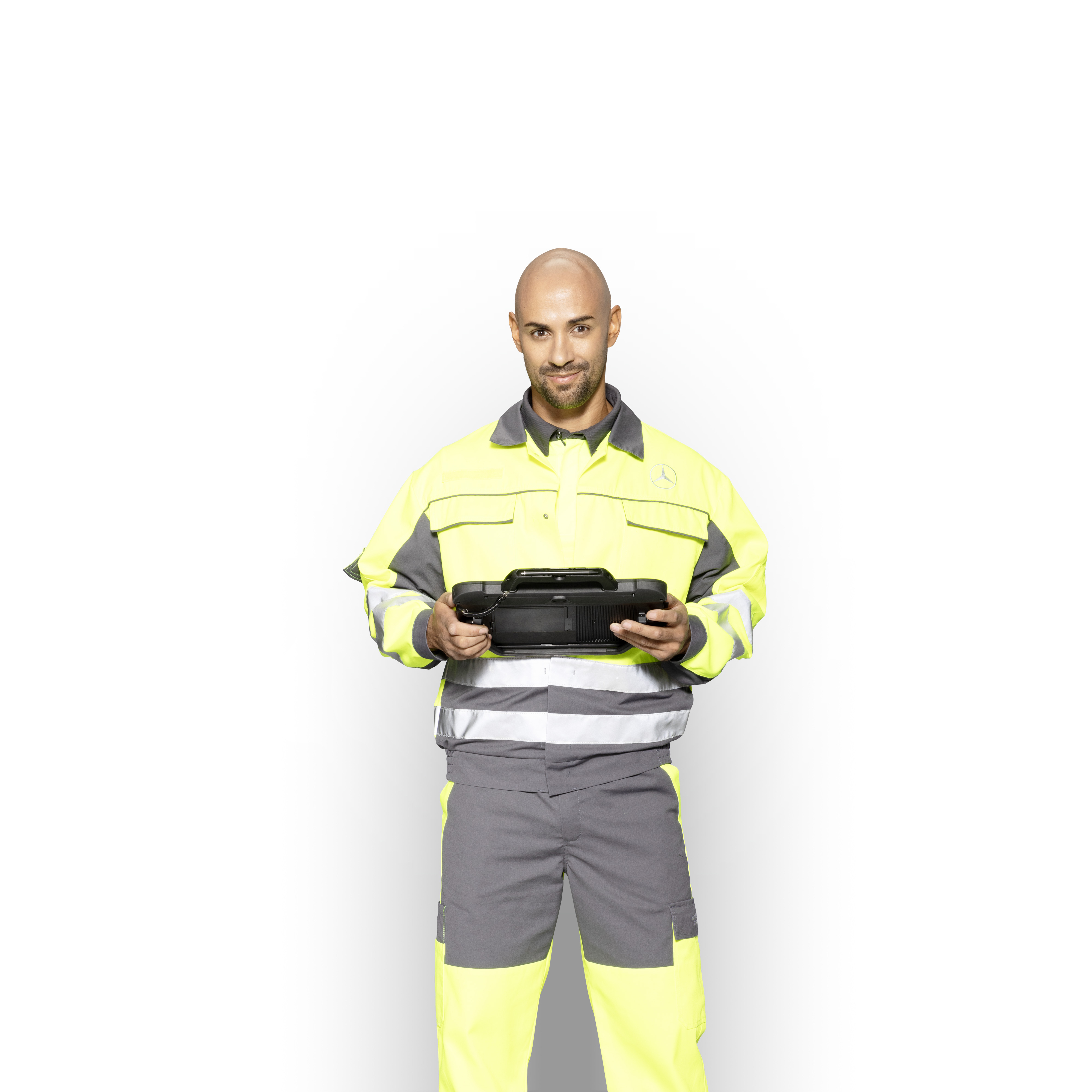Mercedes-Benz | Conforto | MobiloVan Técnico de serviço Mercedes-Benz com um tablet, pronto a verificar os serviços de garantia de mobilidade do seu veículo comercial ligeiro